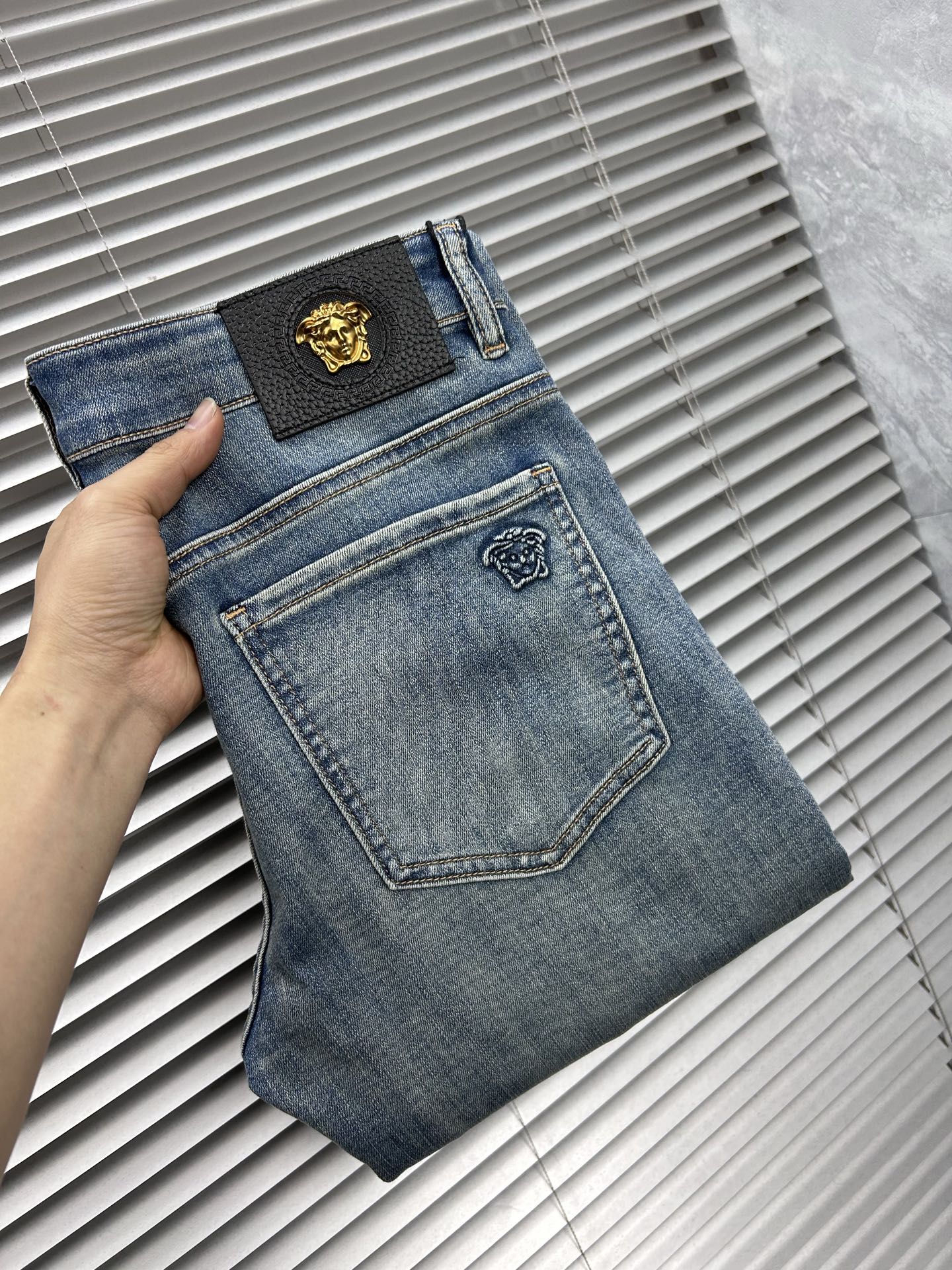 NO:877366,Versace's 2026 spring and summer new men's jeans are made of imported denim fabrics, heavy-duty and environmentally friendly washing, soft to the touch and wear-resistant, small straight version, slightly elastic, slimming, perfect details, high-quality hardware and accessories, fine workmanship, extraordinary, code number 28-38, shipped next day,,versace,jeans,19860909范思‘’ 2026春夏新款男士牛仔裤 精选进口丹宁牛仔面料 重工环保洗水 手感柔和 兼备耐磨性 版型小直筒 微弹力显瘦修身,细节完美,五金辅料精选高等品质,做工精细,绝非凡品,码数28-38,隔天出货,,versace,jeans,,Men's clothing