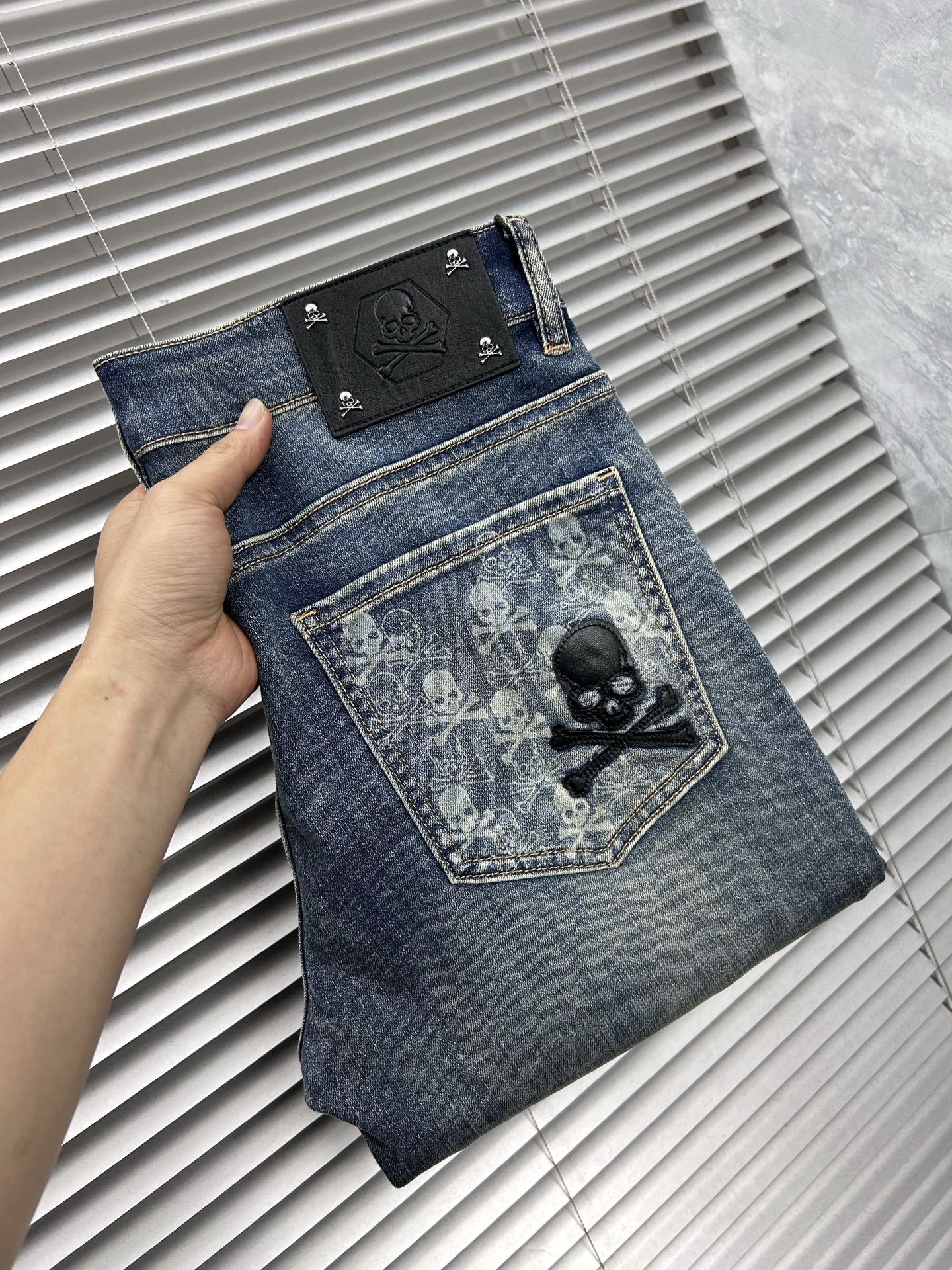 NO:877361,MMJ’’ 2026 spring and summer new men’s jeans. Selected imported denim denim fabric. Heavy industry and environmentally friendly washing. Soft feel and wear resistance. Small straight version. Micro elasticity makes you slim and slim. Perfect details. High-quality hardware and accessories. Fine workmanship. Unparalleled. Code number 28-38. Shipped next day. Jeans.19860909MMJ‘’ 2026春夏新款男士牛仔裤 精选进口丹宁牛仔面料 重工环保洗水 手感柔和 兼备耐磨性 版型小直筒 微弹力显瘦修身,细节完美,五金辅料精选高等品质,做工精细,绝非凡品,码数28-38,隔天出货,,jeans,,Men's clothing