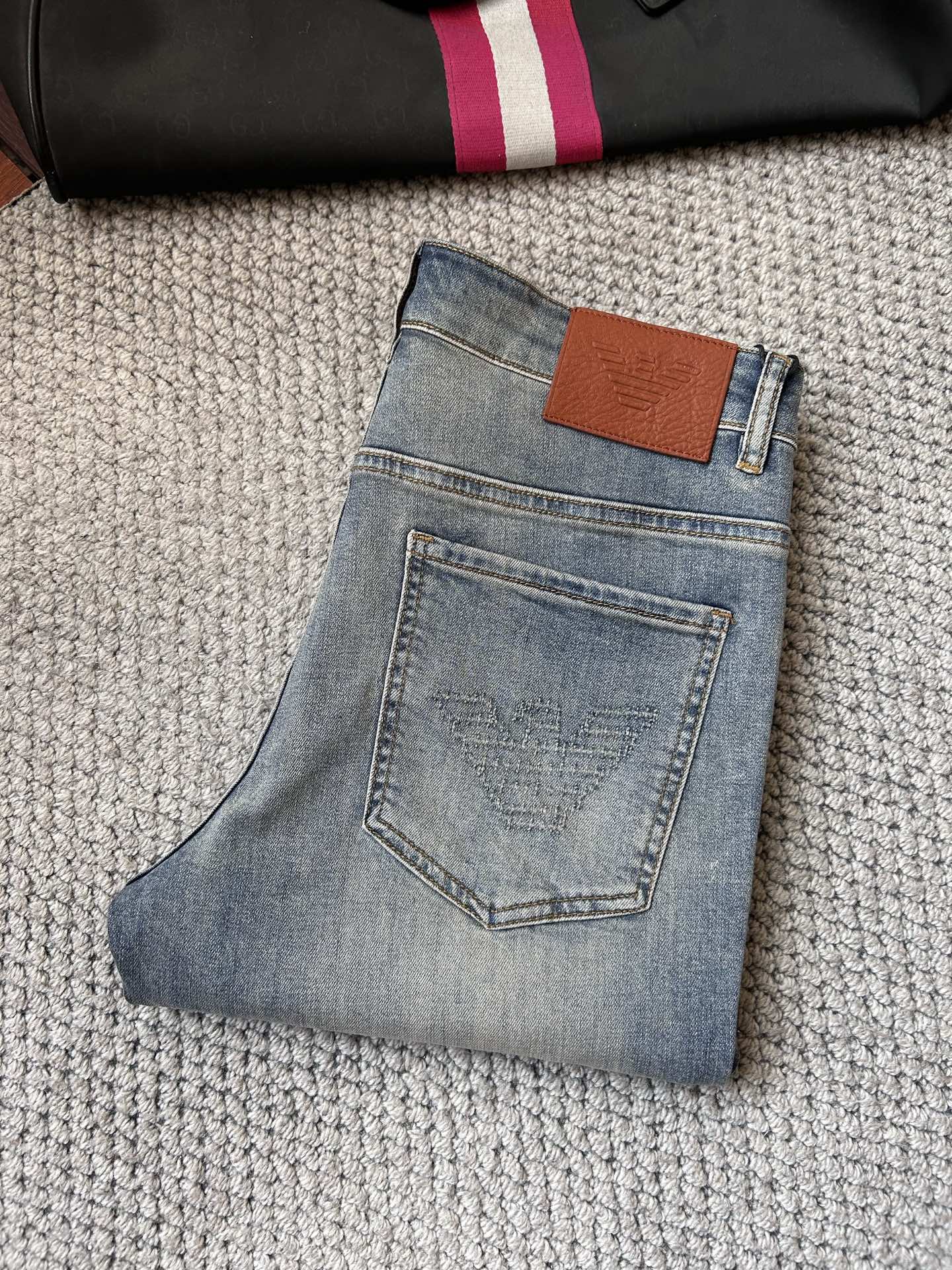 NO:871492,Ama's 2026 spring and summer new men's jeans are made of imported denim fabrics, heavy-duty and environmentally friendly washing, soft to the touch and wear-resistant, small straight version, slightly elastic, slimming, perfect details, high-quality hardware and accessories, fine workmanship, extraordinary, code number 28-38, shipped next day,,jeans,19860909阿玛‘’ 2026春夏新款男士牛仔裤 精选进口丹宁牛仔面料 重工环保洗水 手感柔和 兼备耐磨性 版型小直筒 微弹力显瘦修身,细节完美,五金辅料精选高等品质,做工精细,绝非凡品,码数28-38,隔天出货,,jeans,,Men's clothing