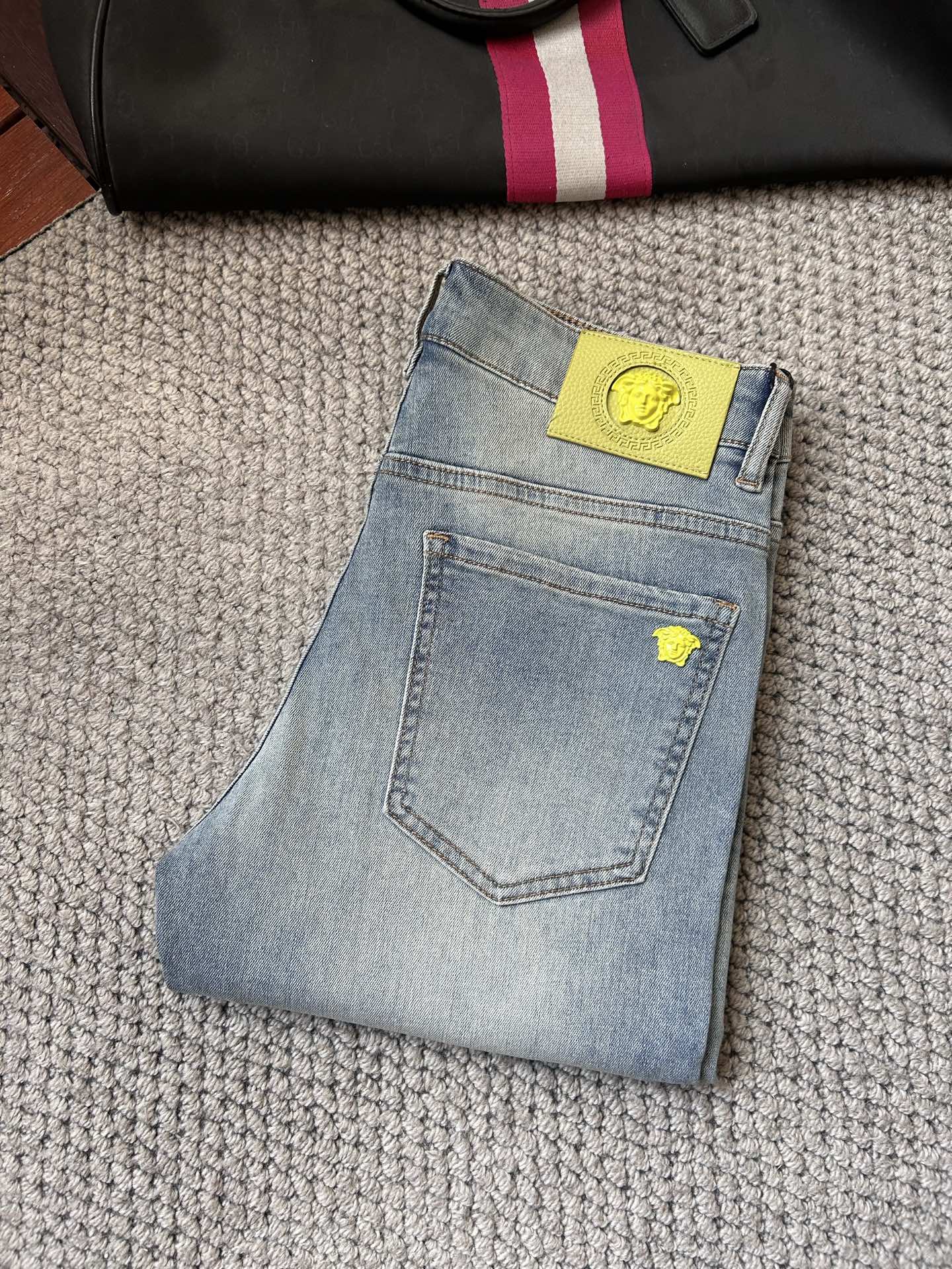 NO:871470,Versace's 2026 spring and summer new men's jeans are made of imported denim fabrics, heavy-duty and environmentally friendly washing, soft to the touch and wear-resistant, small straight version, slightly elastic, slimming, perfect details, high-quality hardware and accessories, fine workmanship, extraordinary, code number 28-38, shipped next day,,versace,jeans,19860909范思‘’ 2026春夏新款男士牛仔裤 精选进口丹宁牛仔面料 重工环保洗水 手感柔和 兼备耐磨性 版型小直筒 微弹力显瘦修身,细节完美,五金辅料精选高等品质,做工精细,绝非凡品,码数28-38,隔天出货,,versace,jeans,,Men's clothing