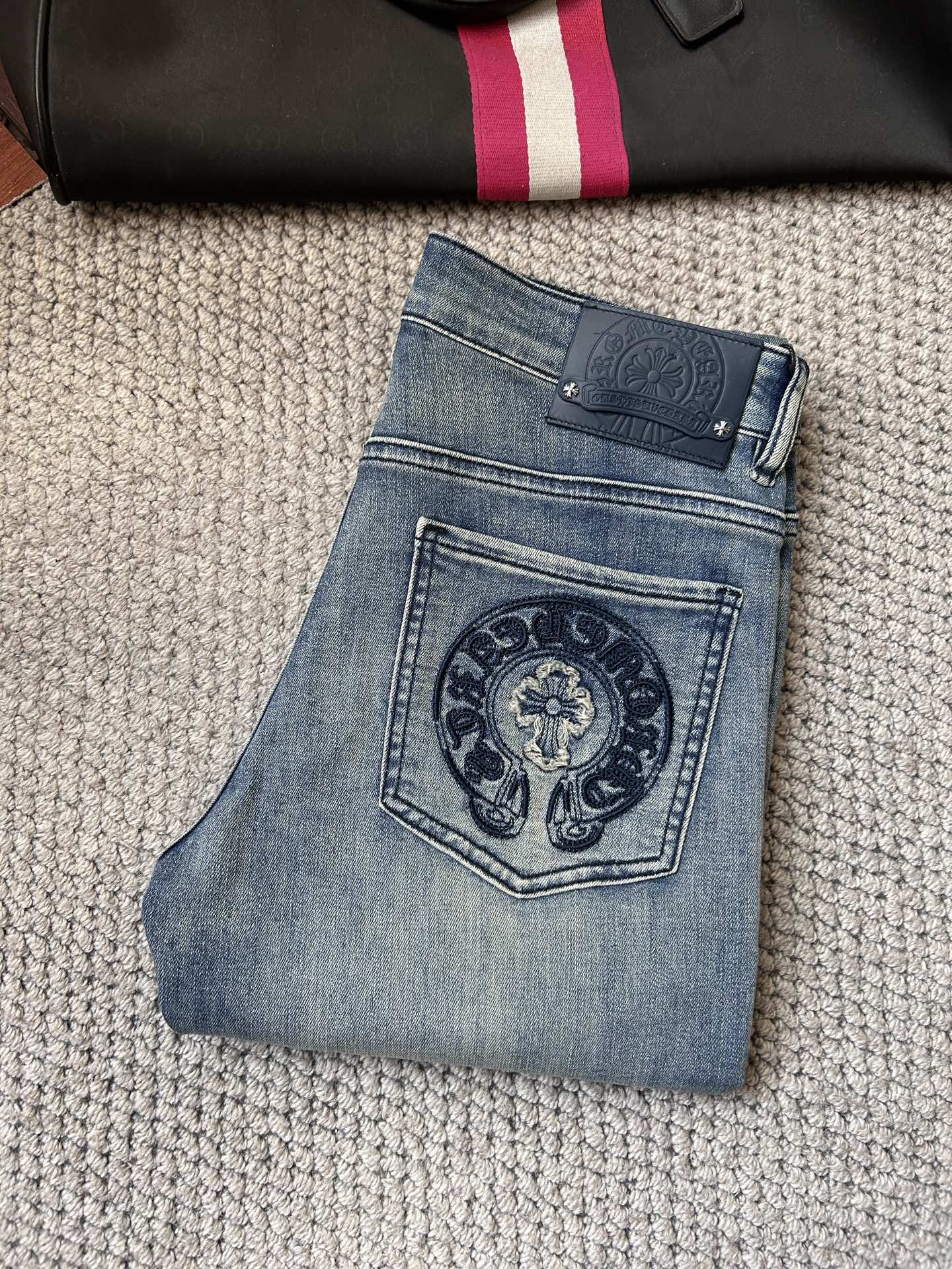 NO:871464,Cro's 2026 spring and summer new men's jeans. Selected imported denim denim fabric. Heavy-duty environmentally friendly washing. Soft feel and wear resistance. Small straight version. Micro-elasticity makes you slim and slim. Perfect details. High-quality hardware and accessories. Fine workmanship. Unparalleled. Code number 28-38. Shipped next day. Chrome hearts, jeans,19860909克罗‘’ 2026春夏新款男士牛仔裤 精选进口丹宁牛仔面料 重工环保洗水 手感柔和 兼备耐磨性 版型小直筒 微弹力显瘦修身,细节完美,五金辅料精选高等品质,做工精细,绝非凡品,码数28-38,隔天出货,,chrome hearts,jeans,,Men's clothing