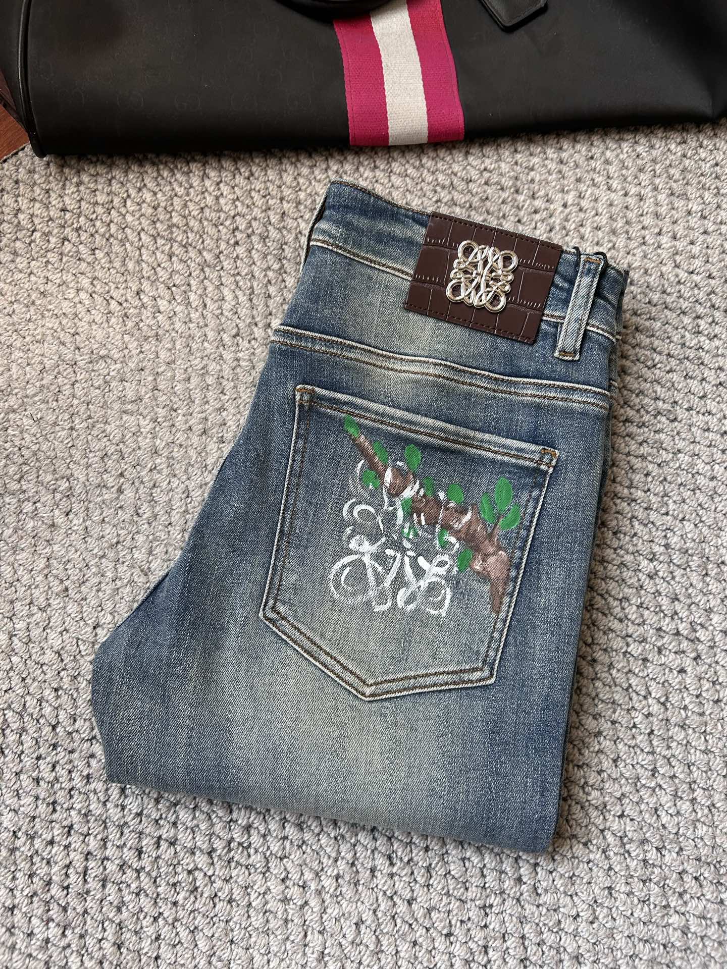 NO:871455,Loewe's 2026 spring and summer new men's jeans are made of imported denim fabrics, heavy-duty environmentally friendly washing, soft to the touch and wear-resistant, small straight version, slightly elastic, slimming, perfect details, high-quality hardware and accessories, fine workmanship, extraordinary, code number 28-38, shipped next day,,loewe,jeans,19860909罗意‘’ 2026春夏新款男士牛仔裤 精选进口丹宁牛仔面料 重工环保洗水 手感柔和 兼备耐磨性 版型小直筒 微弹力显瘦修身,细节完美,五金辅料精选高等品质,做工精细,绝非凡品,码数28-38,隔天出货,,loewe,jeans,,Men's clothing