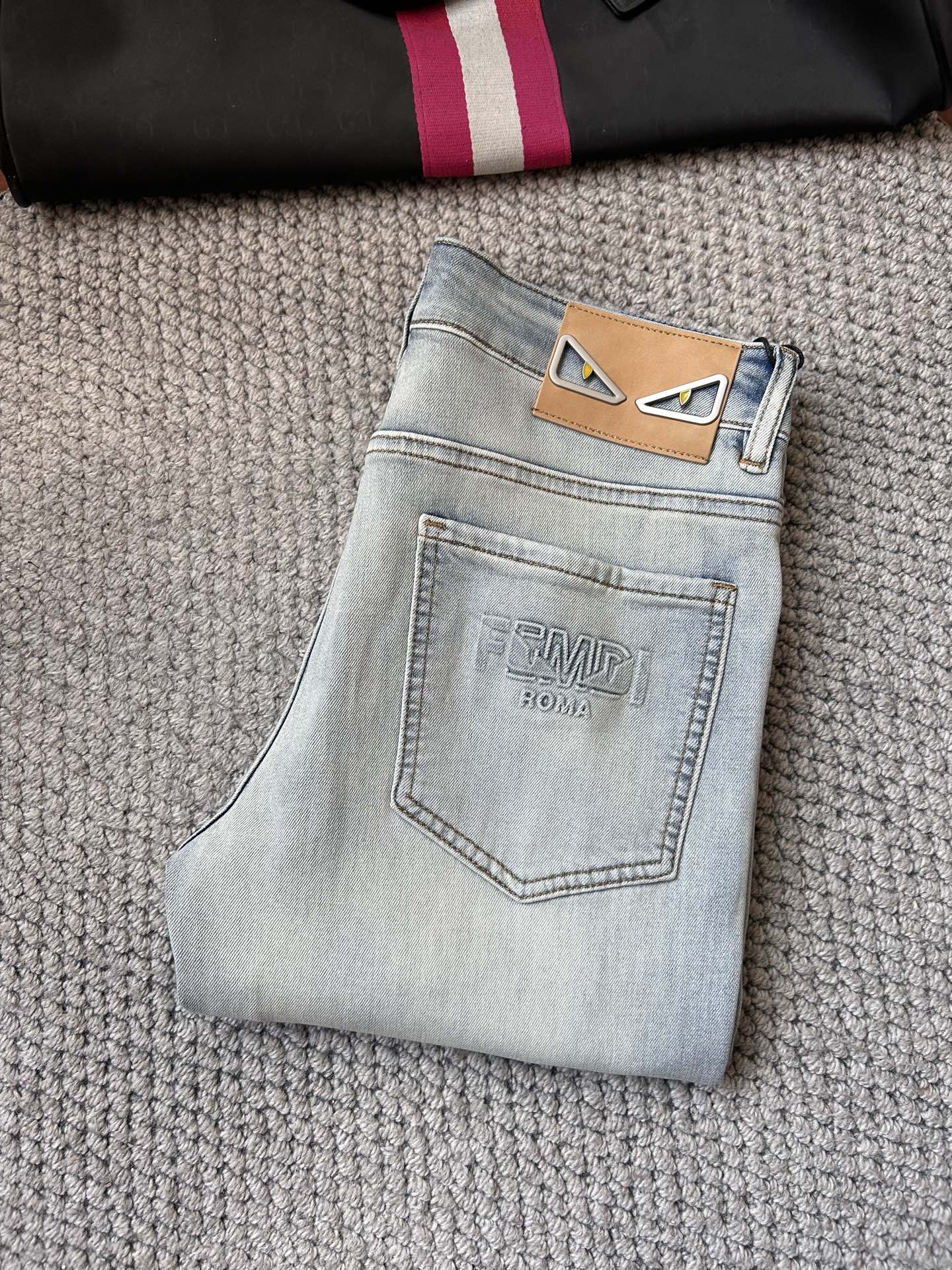 NO:871433,Fen’’ 2026 spring and summer new men’s jeans are made of imported denim fabrics, heavy-duty environmentally friendly washing, soft to the touch and wear-resistant, small straight version, slightly elastic, slimming, perfect details, high-quality hardware and accessories, fine workmanship, extraordinary, code number 28-38, shipped next day,,jeans,19860909芬‘’ 2026春夏新款男士牛仔裤 精选进口丹宁牛仔面料 重工环保洗水 手感柔和 兼备耐磨性 版型小直筒 微弹力显瘦修身,细节完美,五金辅料精选高等品质,做工精细,绝非凡品,码数28-38,隔天出货,,jeans,,Men's clothing