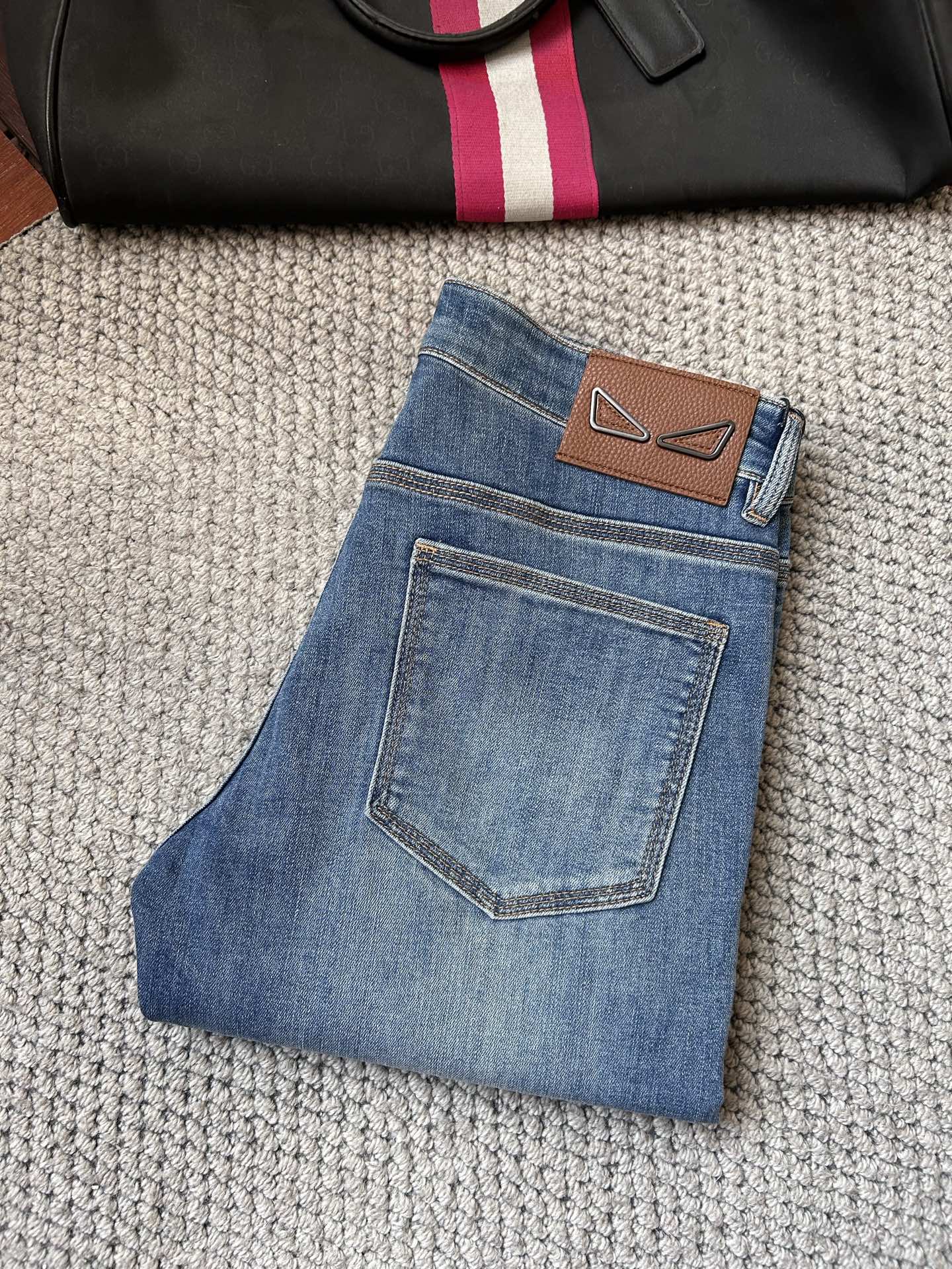 NO:914076,Fen’’ 2026 spring and summer new men’s jeans are made of imported denim fabrics, heavy-duty environmentally friendly washing, soft to the touch and wear-resistant, small straight version, slightly elastic, slimming, perfect details, high-quality hardware and accessories, fine workmanship, extraordinary, code number 28-38, shipped next day,,jeans,19860909芬‘’ 2026春夏新款男士牛仔裤 精选进口丹宁牛仔面料 重工环保洗水 手感柔和 兼备耐磨性 版型小直筒 微弹力显瘦修身,细节完美,五金辅料精选高等品质,做工精细,绝非凡品,码数28-38,隔天出货,,jeans,,Men's clothing