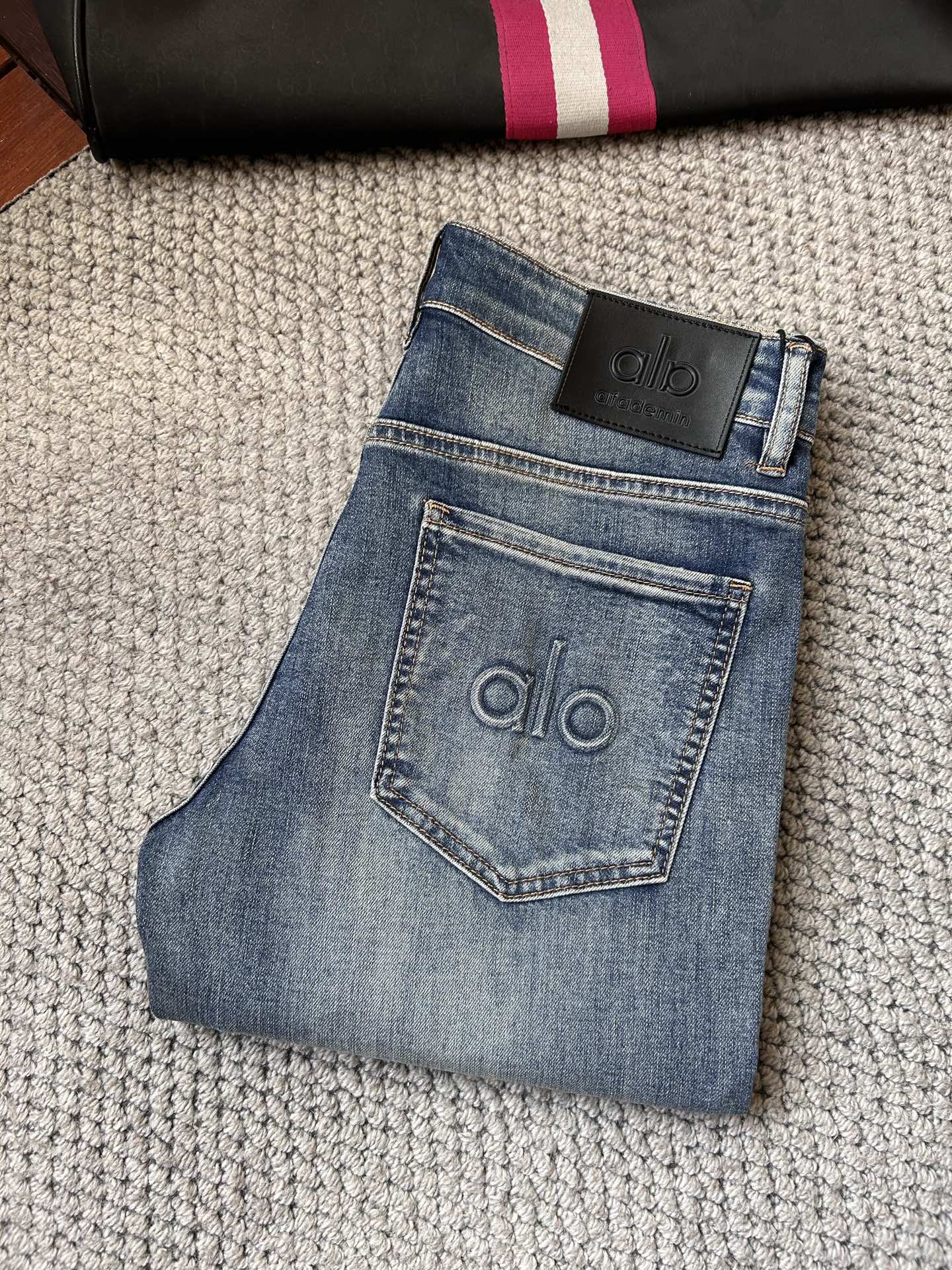 NO:871428,alo‘’ 2026 spring and summer new men’s jeans. Selected imported denim denim fabric. Heavy-duty environmentally friendly washing. Soft feel and wear resistance. Small straight version. Micro-elasticity makes you slim and slim. Perfect details. High-quality hardware and accessories. Fine workmanship. Unparalleled. Code number 28-38. Ships next day. Jeans.19860909alo‘’ 2026春夏新款男士牛仔裤 精选进口丹宁牛仔面料 重工环保洗水 手感柔和 兼备耐磨性 版型小直筒 微弹力显瘦修身,细节完美,五金辅料精选高等品质,做工精细,绝非凡品,码数28-38,隔天出货,,jeans,,Men's clothing