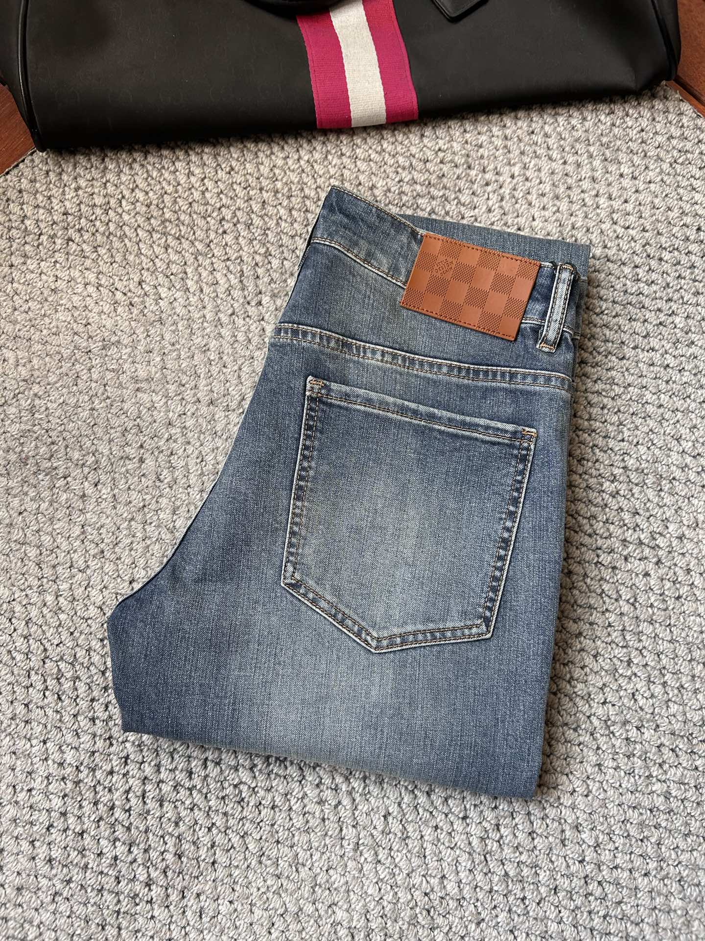 NO:871408,LV's 2026 spring and summer new men's jeans are made of imported denim fabrics, heavy-duty environmentally friendly washing, soft to the touch and wear-resistant, small straight version, slightly elastic, slimming, perfect details, high-quality hardware and accessories, fine workmanship, extraordinary, code number 28-38, shipped next day, louis vuitton, jeans,19860909LV‘’ 2026春夏新款男士牛仔裤 精选进口丹宁牛仔面料 重工环保洗水 手感柔和 兼备耐磨性 版型小直筒 微弹力显瘦修身,细节完美,五金辅料精选高等品质,做工精细,绝非凡品,码数28-38,隔天出货,,louis vuitton,jeans,,Men's clothing