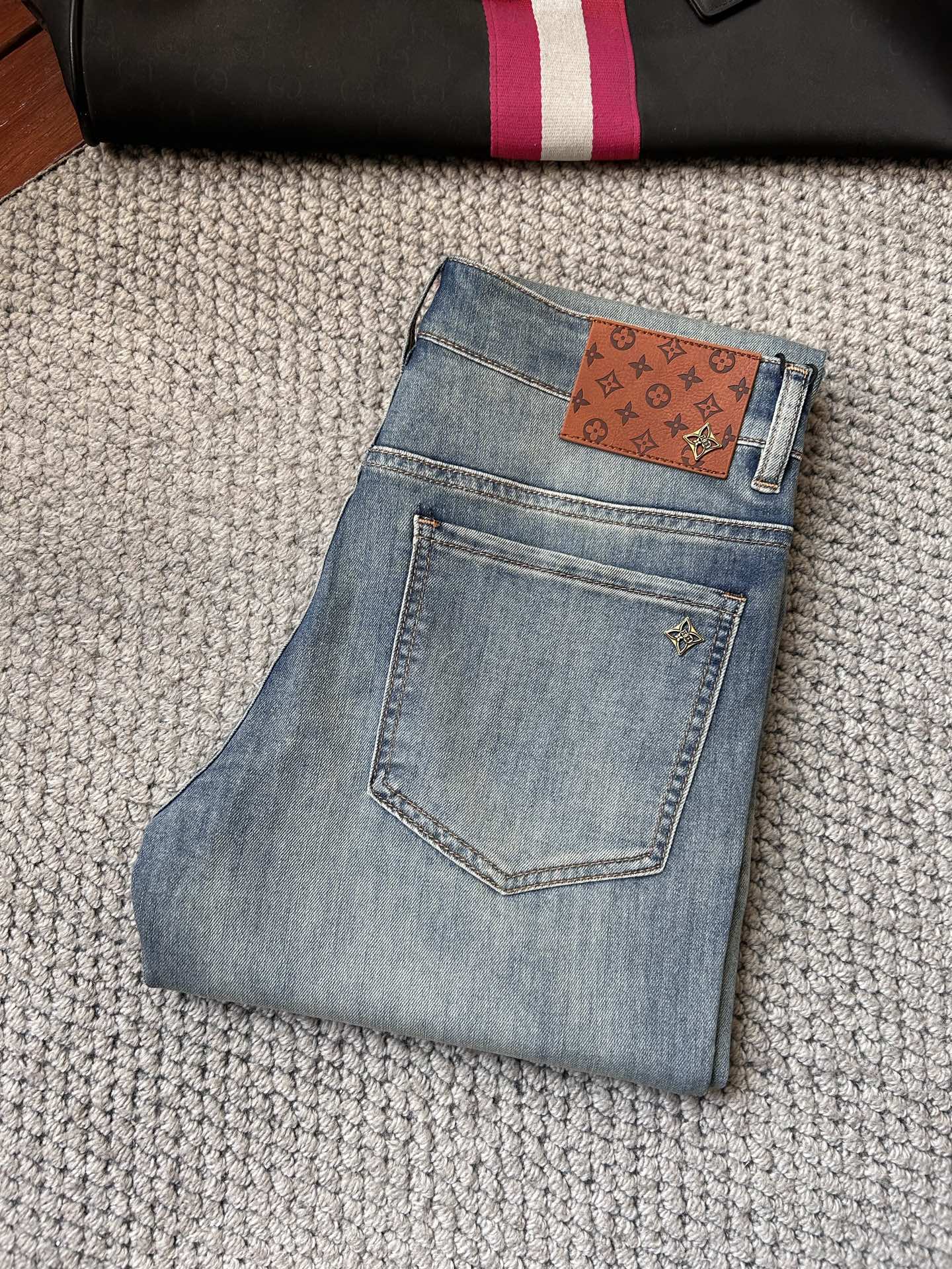 NO:871422,LV's 2026 spring and summer new men's jeans are made of imported denim fabrics, heavy-duty environmentally friendly washing, soft to the touch and wear-resistant, small straight version, slightly elastic, slimming, perfect details, high-quality hardware and accessories, fine workmanship, extraordinary, code number 28-38, shipped next day, louis vuitton, jeans,19860909LV‘’ 2026春夏新款男士牛仔裤 精选进口丹宁牛仔面料 重工环保洗水 手感柔和 兼备耐磨性 版型小直筒 微弹力显瘦修身,细节完美,五金辅料精选高等品质,做工精细,绝非凡品,码数28-38,隔天出货,,louis vuitton,jeans,,Men's clothing
