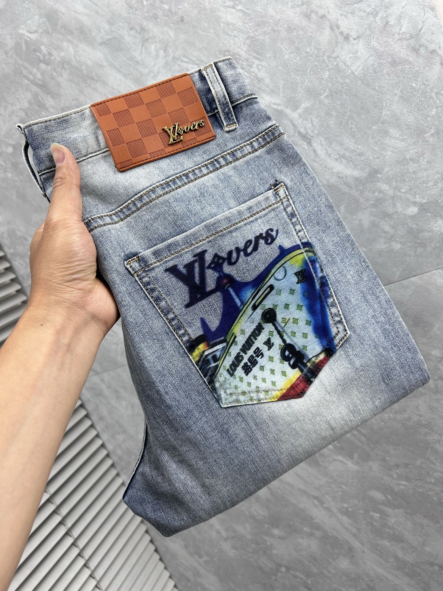NO:871421,LV- 2026ss hot spring and summer jeans for the Year of the Horse. Original 1:1 production, perfect for daily necessities, simple and stylish, custom imported denim fabric, heavy washing process, complex workmanship and exquisite craftsmanship. Easily cater to the needs of the four seasons, soft and elastic to the touch, smooth and neat, original accessories and hardware, comfortable upper body, very easy to wear and durable, size 29-38,, louis vuitton, jeans,19860909LV- 2026ss马年春夏大爆款牛仔裤.原单1:1制作,日常必备的完美之选,简单大气亦时尚有型,定制进口丹宁面料 ,重工洗水工艺,做工复杂工艺精湛.轻松迎合四季需要,手感柔软带弹力,流畅利落,原版辅料五金,上身舒适非常易搭耐看码数29-38,,louis vuitton,jeans,,Men's clothing