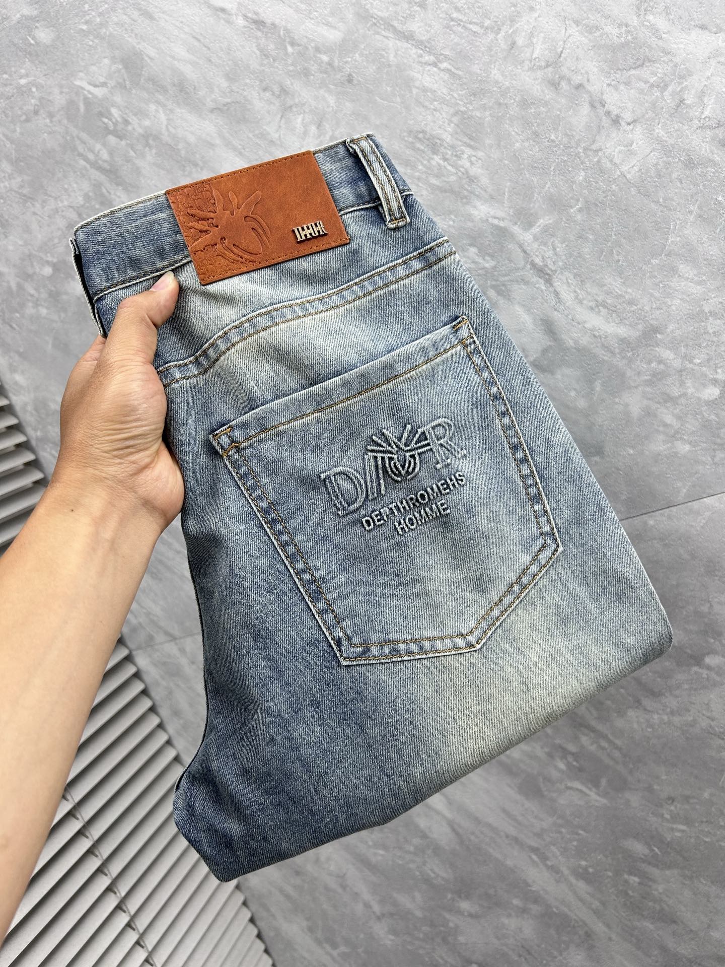 NO:871427,Dr - 2026ss hot spring and summer jeans for the Year of the Horse. Original 1:1 production, perfect for daily necessities, simple and stylish, custom imported denim fabric, heavy washing process, complex workmanship and exquisite craftsmanship. Easily cater to the needs of the four seasons, soft and elastic to the touch, smooth and neat, original accessories and hardware, comfortable upper body, very easy to wear and durable, size 29-38,,jeans,19860909Dr - 2026ss马年春夏大爆款牛仔裤.原单1:1制作,日常必备的完美之选,简单大气亦时尚有型,定制进口丹宁面料 ,重工洗水工艺,做工复杂工艺精湛.轻松迎合四季需要,手感柔软带弹力,流畅利落,原版辅料五金,上身舒适非常易搭耐看码数29-38,,jeans,,Men's clothing