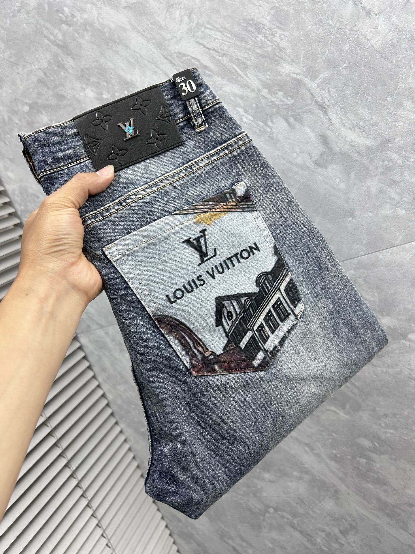 NO:871435,LV - 2026ss hot spring and summer jeans for the Year of the Horse. Original 1:1 production, a perfect choice for daily necessities, simple and elegant, fashionable and stylish, customized imported denim fabric, heavy washing process, complex workmanship and exquisite craftsmanship. Easily cater to the needs of the four seasons, soft and elastic to the touch, smooth and neat, original accessories and hardware, comfortable upper body, very easy to wear and durable, size 29-38,, louis vuitton, jeans,19860909LV - 2026ss马年春夏大爆款牛仔裤.原单1:1制作,日常必备的完美之选,简单大气亦时尚有型,定制进口丹宁面料 ,重工洗水工艺,做工复杂工艺精湛.轻松迎合四季需要,手感柔软带弹力,流畅利落,原版辅料五金,上身舒适非常易搭耐看码数29-38,,louis vuitton,jeans,,Men's clothing
