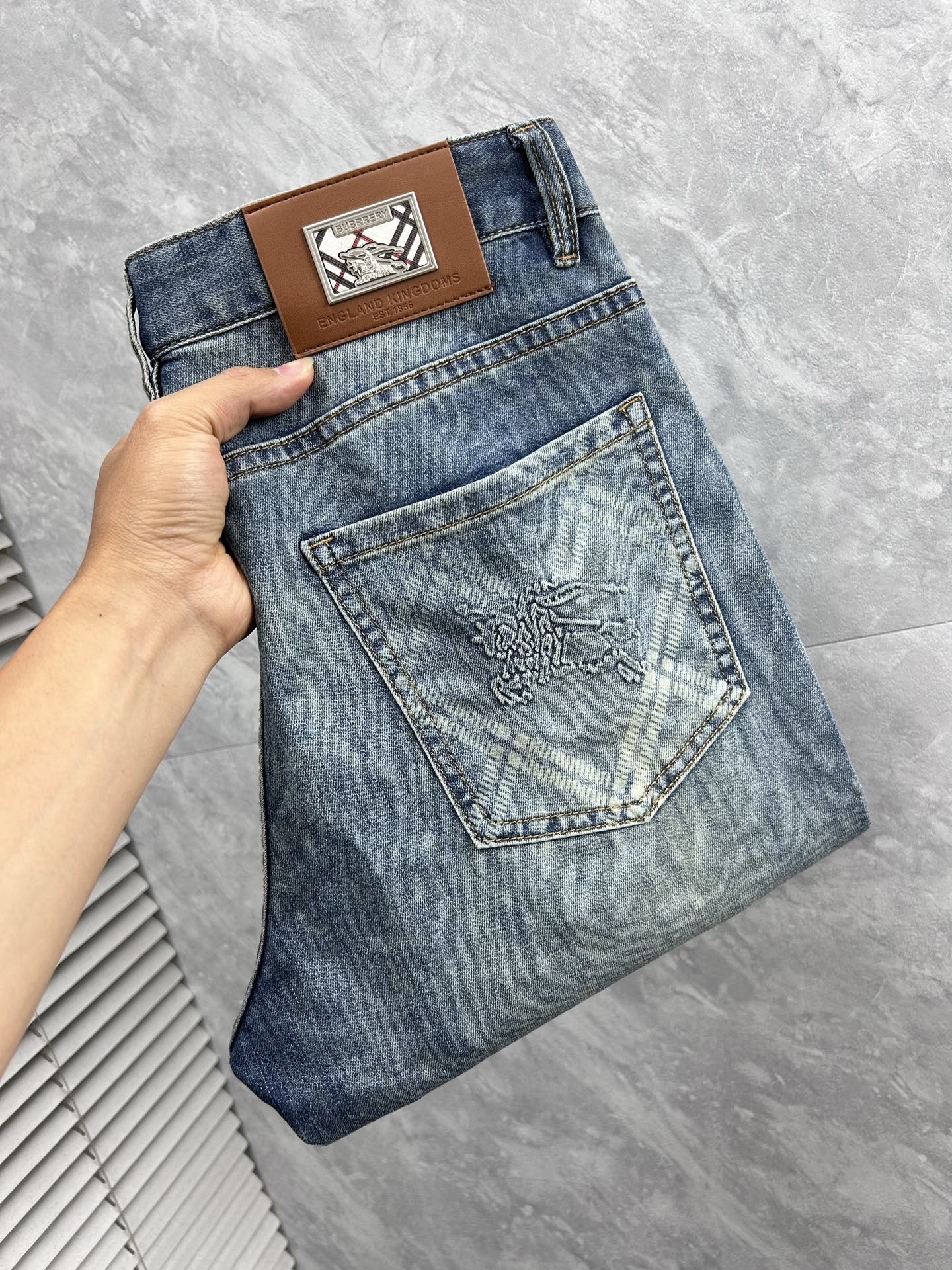 NO:871442,Burberry - 2026ss hot spring and summer jeans for the Year of the Horse. Original 1:1 production, a perfect choice for daily essentials, simple and elegant, fashionable and stylish, customized imported denim fabric, heavy washing process, complex workmanship and exquisite craftsmanship. Easily cater to the needs of the four seasons, soft and elastic to the touch, smooth and neat, original accessories and hardware, comfortable upper body, very easy to wear and durable, code number 29-38,, burberry, jeans,19860909巴宝 - 2026ss马年春夏大爆款牛仔裤.原单1:1制作,日常必备的完美之选,简单大气亦时尚有型,定制进口丹宁面料 ,重工洗水工艺,做工复杂工艺精湛.轻松迎合四季需要,手感柔软带弹力,流畅利落,原版辅料五金,上身舒适非常易搭耐看码数29-38,,burberry,jeans,,Men's clothing