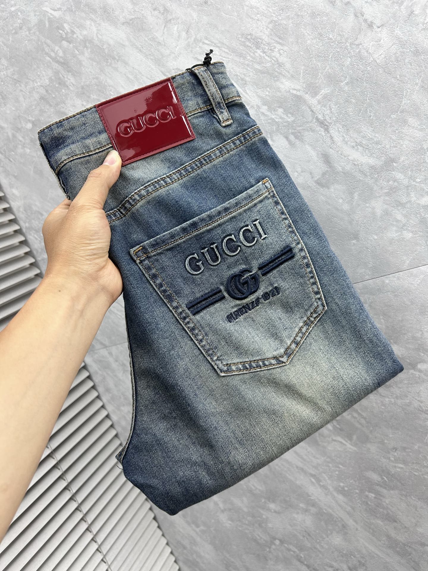 NO:871450,Gucci - 2026ss hot spring and summer jeans for the Year of the Horse. Original 1:1 production, a perfect choice for daily necessities, simple and elegant, fashionable and stylish, customized imported denim fabric, heavy washing process, complex workmanship and exquisite craftsmanship. Easily cater to the needs of the four seasons, soft and elastic to the touch, smooth and neat, original accessories and hardware, comfortable upper body, very easy to wear and durable, code number 29-38,,jeans,19860909古奇- 2026ss马年春夏大爆款牛仔裤.原单1:1制作,日常必备的完美之选,简单大气亦时尚有型,定制进口丹宁面料 ,重工洗水工艺,做工复杂工艺精湛.轻松迎合四季需要,手感柔软带弹力,流畅利落,原版辅料五金,上身舒适非常易搭耐看码数29-38,,jeans,,Men's clothing