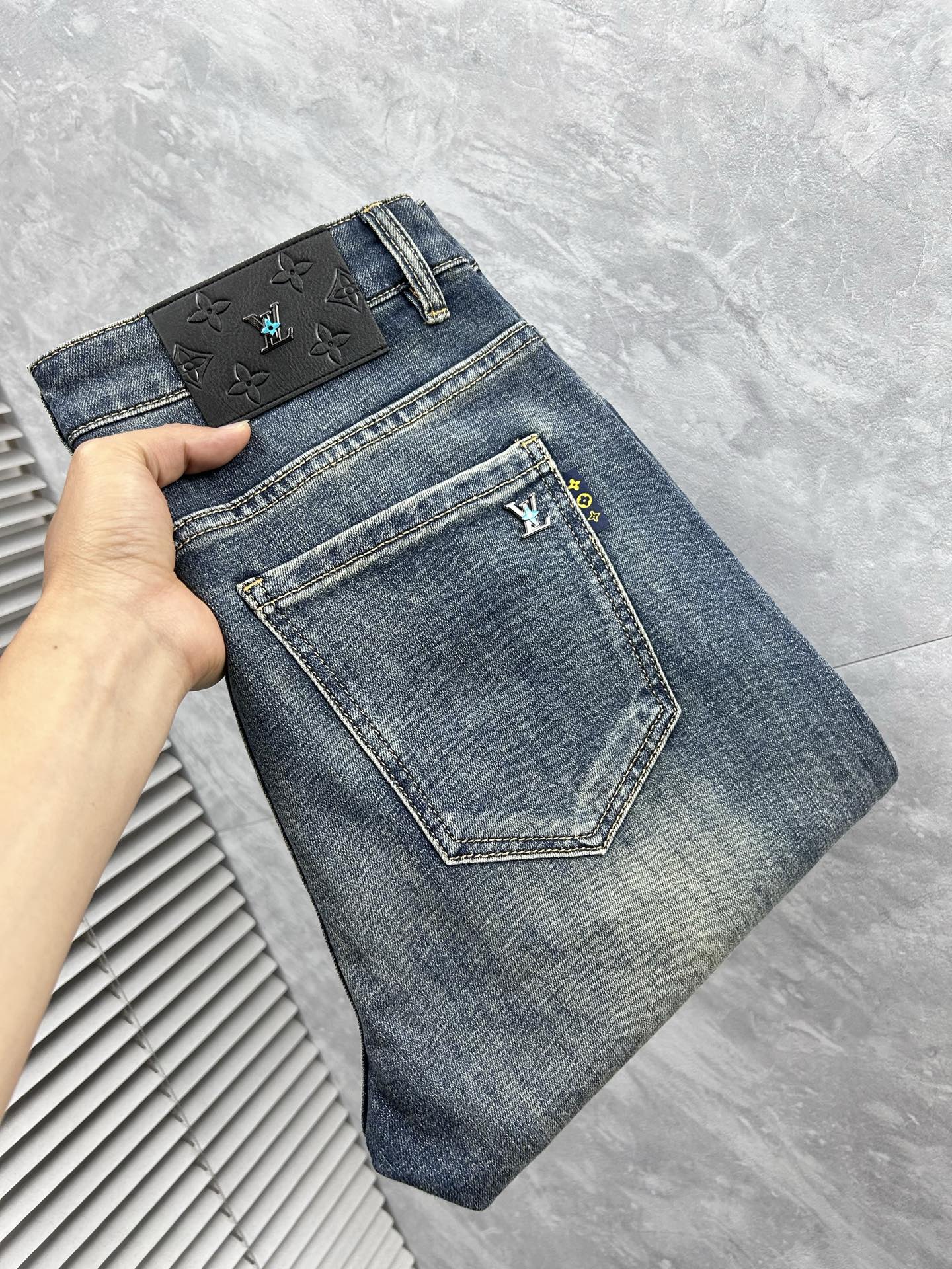 NO:871457,LV - 2026ss hot spring and summer jeans for the Year of the Horse. Original 1:1 production, a perfect choice for daily necessities, simple and elegant, fashionable and stylish, customized imported denim fabric, heavy washing process, complex workmanship and exquisite craftsmanship. Easily cater to the needs of the four seasons, soft and elastic to the touch, smooth and neat, original accessories and hardware, comfortable upper body, very easy to wear and durable, size 29-38,, louis vuitton, jeans,19860909LV - 2026ss马年春夏大爆款牛仔裤.原单1:1制作,日常必备的完美之选,简单大气亦时尚有型,定制进口丹宁面料 ,重工洗水工艺,做工复杂工艺精湛.轻松迎合四季需要,手感柔软带弹力,流畅利落,原版辅料五金,上身舒适非常易搭耐看码数29-38,,louis vuitton,jeans,,Men's clothing