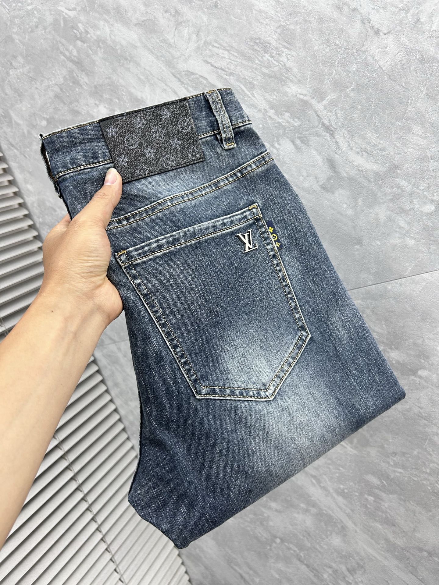 NO:871397,LV- 2026ss hot spring and summer jeans for the Year of the Horse. Original 1:1 production, perfect for daily necessities, simple and stylish, custom imported denim fabric, heavy washing process, complex workmanship and exquisite craftsmanship. Easily cater to the needs of the four seasons, soft and elastic to the touch, smooth and neat, original accessories and hardware, comfortable upper body, very easy to wear and durable, size 29-38,, louis vuitton, jeans,19860909LV- 2026ss马年春夏大爆款牛仔裤.原单1:1制作,日常必备的完美之选,简单大气亦时尚有型,定制进口丹宁面料 ,重工洗水工艺,做工复杂工艺精湛.轻松迎合四季需要,手感柔软带弹力,流畅利落,原版辅料五金,上身舒适非常易搭耐看码数29-38,,louis vuitton,jeans,,Men's clothing