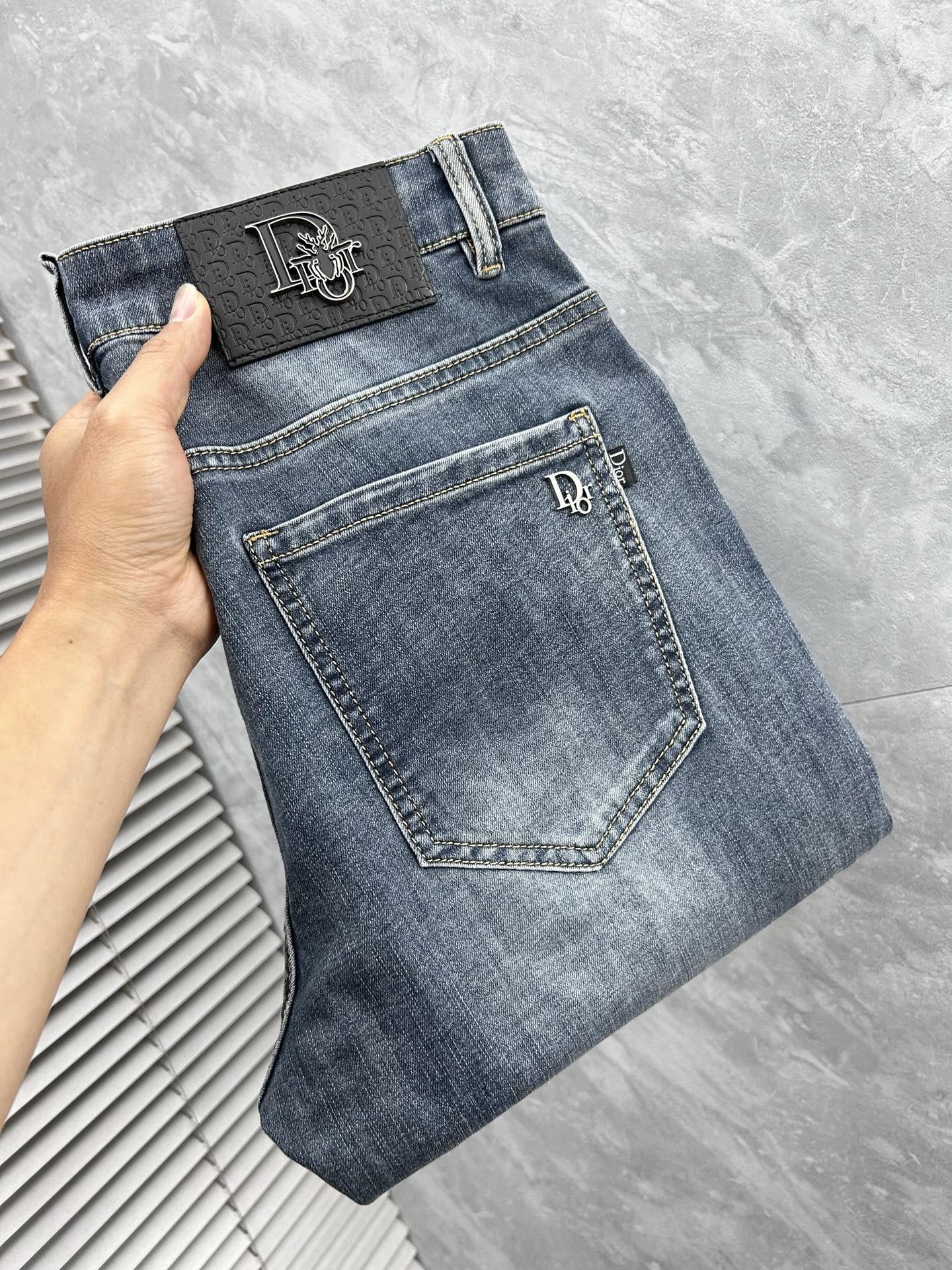 NO:871401,DG - 2026ss hot spring and summer jeans for the Year of the Horse. Made from original 1:1, perfect for daily necessities, simple and stylish, custom imported denim fabric, heavy washing process, complex workmanship and exquisite craftsmanship. Easily cater to the needs of the four seasons, soft and elastic to the touch, smooth and neat, original accessories and hardware, comfortable upper body, very easy to wear and durable, code number 29-38,,jeans,19860909DG - 2026ss马年春夏大爆款牛仔裤.原单1:1制作,日常必备的完美之选,简单大气亦时尚有型,定制进口丹宁面料 ,重工洗水工艺,做工复杂工艺精湛.轻松迎合四季需要,手感柔软带弹力,流畅利落,原版辅料五金,上身舒适非常易搭耐看码数29-38,,jeans,,Men's clothing