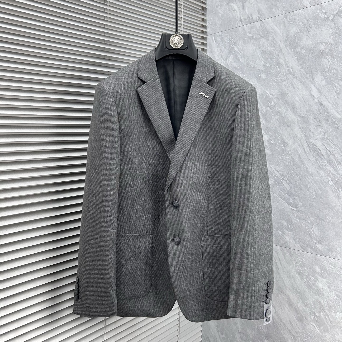 NO:908188,-ZEGN*A men's high-end quality lightweight suit!  A versatile, casual, fashionable and lightweight suit, slim fit, made of high-end fabrics, full of verticality, smooth and clean lines, stylish and casual, and the upper body is more elegant and handsome!  The main line of high-end men's business casual products, the exquisite and beautiful metal LOGO brooch on the chest, fashionable casual elegance has no fixed suitable age range, but its fashion expression is diversified, whether it reflects the dynamic personality of young people, 85 or mature, charming and capable successful men, it can be mastered with ease. The upper body is light and comfortable, unique tailoring and slimming, simple and easy to match, straight shoulders, from the old channel suit factory, quality control and texture details are first-class. It gives full dignity and nobility.  This thin and soft fabric is carefully made, has a full vertical feel, has excellent thermal adjustment and breathability, and has a comfortable upper body without lining. The fabric is thin, which does not affect the wearing experience at all. It is thin and light. It has a full vertical feel!  Its skinny texture is reflected in the tailoring, which depends on a good cutting machine master and a professional suit factory. This is a slim fit and tends to be fashionable and casual. It is no problem for formal occasions. It is suitable for various casual occasions. It is classic and versatile in black. The style is exquisite, fashionable and stylish. It maintains a delicate sense of balance and shows a passion for life. A must-have item for leisure and business!  Size 48-58 (m～4xl) 48 Bust 100 - Shoulder width 44 - Sleeve length 60 - Clothing length 68 50 Bust 104 - Shoulder width 45 - Sleeve length 61 - Clothing length 69 52 Bust 108 - Shoulder width 46 - Sleeve length 62 - Clothing length 70 54 Bust 112 - Shoulder width 47 - Sleeve length 63 - Clothing length 71  56 bust 116 - shoulder width 48 - sleeve length 64 - dress length 72 58: waist 120 - shoulder width 49 - sleeve length 65 - dress length 73,, business suit, brooch, breastpin,19860909-ZEGN*A男士高端品质轻薄款西服！一款百搭休闲时尚轻薄款西装,修身的版型,高端面料打造,垂直感十足,线条感流畅干净利落,有款有型潇洒随意,上身更显气质帅气十足！ 高端男士商务休闲主线臻品,胸前精致唯美的金属LOGO胸针,时尚休闲优雅没有固定的适合的年龄范围,但它的时尚表现是多元化的,不论是体现年轻人的活力个性,85还是成熟魅力十足干练的成功男士,都把握的游刃有余,上身轻便舒适,独特的裁剪修身,简约易搭配,肩型挺括,渠道西装老厂所出,品控质感细节一流.给足体面与尊贵. 这款轻薄柔软面料精心制作,垂直感十足,具有出色的热调性和透气性,无里布上身舒适.面料属于薄款,-点都不影 响它的着穿感受,薄而轻盈的.垂直感十足！它的骨感体现在版型裁剪上,取决于好的裁床老师傅打版,专业西装厂. 这款属于修身版型,偏向时尚休闲的风格,出席于正装场合都没问题.适合各种休闲场合穿着,经典百搭黑色,款式精致时尚有型,保持微妙的平衡感,展现出对生活充满热情活力.休闲商务必备单品！ 尺码48-58（m～4xl） 48胸围100-肩宽44-袖长60-衣长68 50胸围104-肩宽45-袖长61-衣长69 52胸围108-肩宽46-袖长62-衣长70 54胸围112-肩宽47-袖长63-衣长71 56胸围116-肩宽48-袖长64-衣长72 58: 腰围120-肩宽49-袖长65-衣长73,,business suit,brooch，breastpin,,Men's clothing