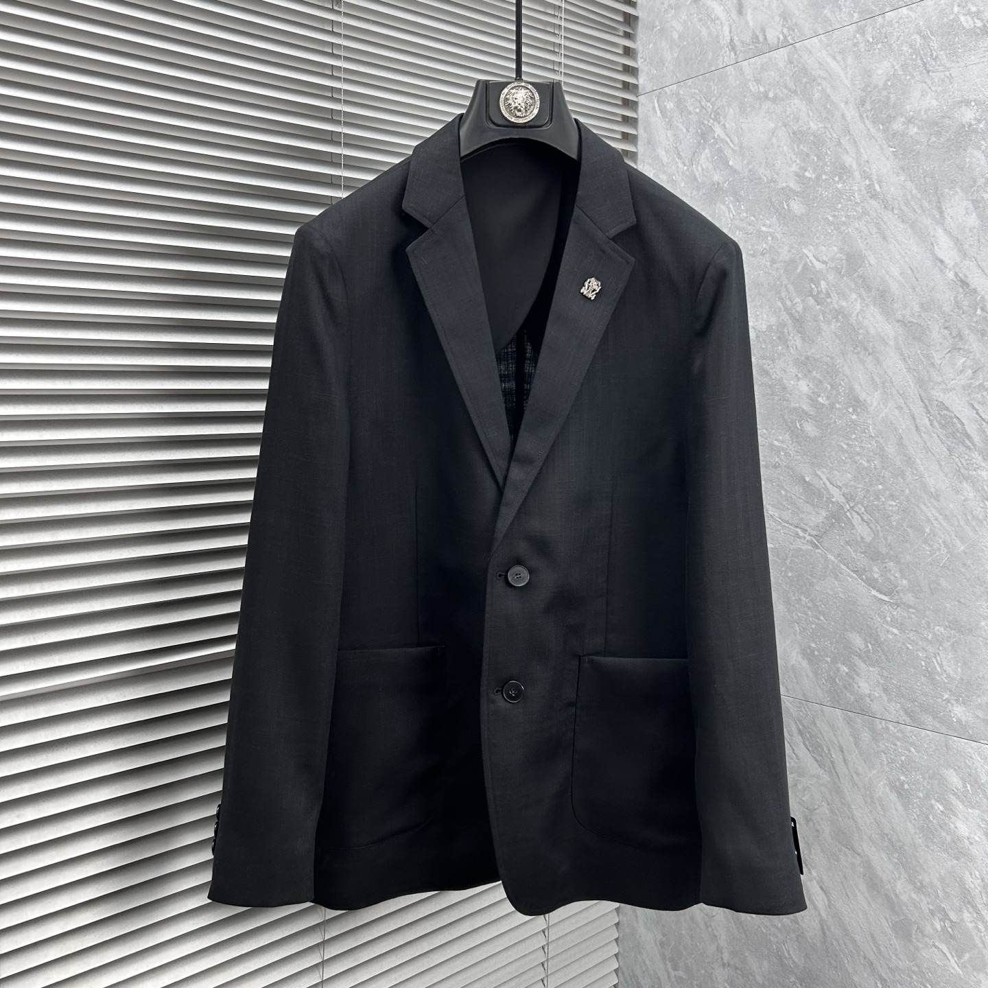 NO:908183,-BC men's high-end quality lightweight suits!  A versatile, casual, fashionable and lightweight suit, slim fit, made of high-end fabrics, full of verticality, smooth and clean lines, stylish and casual, and the upper body is more elegant and handsome!  The main line of high-end men's business casual products, the exquisite and beautiful metal LOGO brooch on the chest, fashionable casual elegance has no fixed suitable age range, but its fashion expression is diversified, whether it reflects the dynamic personality of young people, 85 or mature, charming and capable successful men, it can be mastered with ease. The upper body is light and comfortable, unique tailoring and slimming, simple and easy to match, straight shoulders, from the old channel suit factory, quality control and texture details are first-class. It gives full dignity and nobility.  This thin and soft fabric is carefully made, has a full vertical feel, has excellent thermal adjustment and breathability, and has a comfortable upper body without lining. The fabric is thin, which does not affect the wearing experience at all. It is thin and light. It has a full vertical feel!  Its skinny texture is reflected in the tailoring, which depends on a good cutting machine master and a professional suit factory. This is a slim fit and tends to be fashionable and casual. It is no problem for formal occasions. It is suitable for various casual occasions. It is classic and versatile in black. The style is exquisite, fashionable and stylish. It maintains a delicate sense of balance and shows a passion for life. A must-have item for leisure and business!  Size 48-58 (m～4xl) 48 Bust 100 - Shoulder width 44 - Sleeve length 60 - Clothing length 68 50 Bust 104 - Shoulder width 45 - Sleeve length 61 - Clothing length 69 52 Bust 108 - Shoulder width 46 - Sleeve length 62 - Clothing length 70 54 Bust 112 - Shoulder width 47 - Sleeve length 63 - Clothing length 71  56 bust 116 - shoulder width 48 - sleeve length 64 - dress length 72 58: waist 120 - shoulder width 49 - sleeve length 65 - dress length 73,, business suit, brooch, breastpin,19860909-BC男士高端品质轻薄款西服！一款百搭休闲时尚轻薄款西装,修身的版型,高端面料打造,垂直感十足,线条感流畅干净利落,有款有型潇洒随意,上身更显气质帅气十足！ 高端男士商务休闲主线臻品,胸前精致唯美的金属LOGO胸针,时尚休闲优雅没有固定的适合的年龄范围,但它的时尚表现是多元化的,不论是体现年轻人的活力个性,85还是成熟魅力十足干练的成功男士,都把握的游刃有余,上身轻便舒适,独特的裁剪修身,简约易搭配,肩型挺括,渠道西装老厂所出,品控质感细节一流.给足体面与尊贵. 这款轻薄柔软面料精心制作,垂直感十足,具有出色的热调性和透气性,无里布上身舒适.面料属于薄款,-点都不影 响它的着穿感受,薄而轻盈的.垂直感十足！它的骨感体现在版型裁剪上,取决于好的裁床老师傅打版,专业西装厂. 这款属于修身版型,偏向时尚休闲的风格,出席于正装场合都没问题.适合各种休闲场合穿着,经典百搭黑色,款式精致时尚有型,保持微妙的平衡感,展现出对生活充满热情活力.休闲商务必备单品！ 尺码48-58（m～4xl） 48胸围100-肩宽44-袖长60-衣长68 50胸围104-肩宽45-袖长61-衣长69 52胸围108-肩宽46-袖长62-衣长70 54胸围112-肩宽47-袖长63-衣长71 56胸围116-肩宽48-袖长64-衣长72 58: 腰围120-肩宽49-袖长65-衣长73,,business suit,brooch，breastpin,,Men's clothing