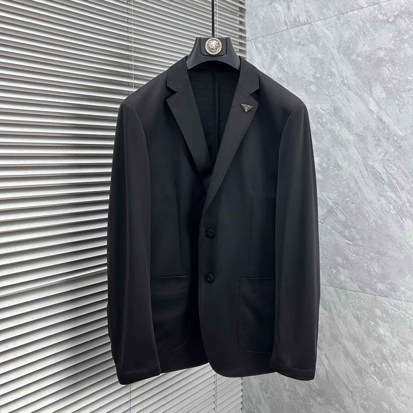 NO:908178,-Pula's high-end quality lightweight suits for men!  A versatile, casual, fashionable and lightweight suit, slim fit, made of high-end fabrics, full of verticality, smooth and clean lines, stylish and casual, and the upper body is more elegant and handsome!  The main line of high-end men's business casual products, the exquisite and beautiful metal LOGO brooch on the chest, fashionable casual elegance has no fixed suitable age range, but its fashion expression is diversified, whether it reflects the dynamic personality of young people, 85 or mature, charming and capable successful men, it can be mastered with ease. The upper body is light and comfortable, unique tailoring and slimming, simple and easy to match, straight shoulders, from the old channel suit factory, quality control and texture details are first-class. It gives full dignity and nobility.  This thin and soft fabric is carefully made, has a full vertical feel, has excellent thermal adjustment and breathability, and has a comfortable upper body without lining. The fabric is thin, which does not affect the wearing experience at all. It is thin and light. It has a full vertical feel!  Its skinny texture is reflected in the tailoring, which depends on a good cutting machine master and a professional suit factory. This is a slim fit and tends to be fashionable and casual. It is no problem for formal occasions. It is suitable for various casual occasions. It is classic and versatile in black. The style is exquisite, fashionable and stylish. It maintains a delicate sense of balance and shows a passion for life. A must-have item for leisure and business!  Size 48-58 (m～4xl) 48 Bust 100 - Shoulder width 44 - Sleeve length 60 - Clothing length 68 50 Bust 104 - Shoulder width 45 - Sleeve length 61 - Clothing length 69 52 Bust 108 - Shoulder width 46 - Sleeve length 62 - Clothing length 70 54 Bust 112 - Shoulder width 47 - Sleeve length 63 - Clothing length 71  56 bust 116 - shoulder width 48 - sleeve length 64 - dress length 72 58: waist 120 - shoulder width 49 - sleeve length 65 - dress length 73, prada, business suit, brooch, breastpin,19860909-普拉‘’男士高端品质轻薄款西服！一款百搭休闲时尚轻薄款西装,修身的版型,高端面料打造,垂直感十足,线条感流畅干净利落,有款有型潇洒随意,上身更显气质帅气十足！ 高端男士商务休闲主线臻品,胸前精致唯美的金属LOGO胸针,时尚休闲优雅没有固定的适合的年龄范围,但它的时尚表现是多元化的,不论是体现年轻人的活力个性,85还是成熟魅力十足干练的成功男士,都把握的游刃有余,上身轻便舒适,独特的裁剪修身,简约易搭配,肩型挺括,渠道西装老厂所出,品控质感细节一流.给足体面与尊贵. 这款轻薄柔软面料精心制作,垂直感十足,具有出色的热调性和透气性,无里布上身舒适.面料属于薄款,-点都不影 响它的着穿感受,薄而轻盈的.垂直感十足！它的骨感体现在版型裁剪上,取决于好的裁床老师傅打版,专业西装厂. 这款属于修身版型,偏向时尚休闲的风格,出席于正装场合都没问题.适合各种休闲场合穿着,经典百搭黑色,款式精致时尚有型,保持微妙的平衡感,展现出对生活充满热情活力.休闲商务必备单品！ 尺码48-58（m～4xl） 48胸围100-肩宽44-袖长60-衣长68 50胸围104-肩宽45-袖长61-衣长69 52胸围108-肩宽46-袖长62-衣长70 54胸围112-肩宽47-袖长63-衣长71 56胸围116-肩宽48-袖长64-衣长72 58: 腰围120-肩宽49-袖长65-衣长73,,prada,business suit,brooch，breastpin,,Men's clothing
