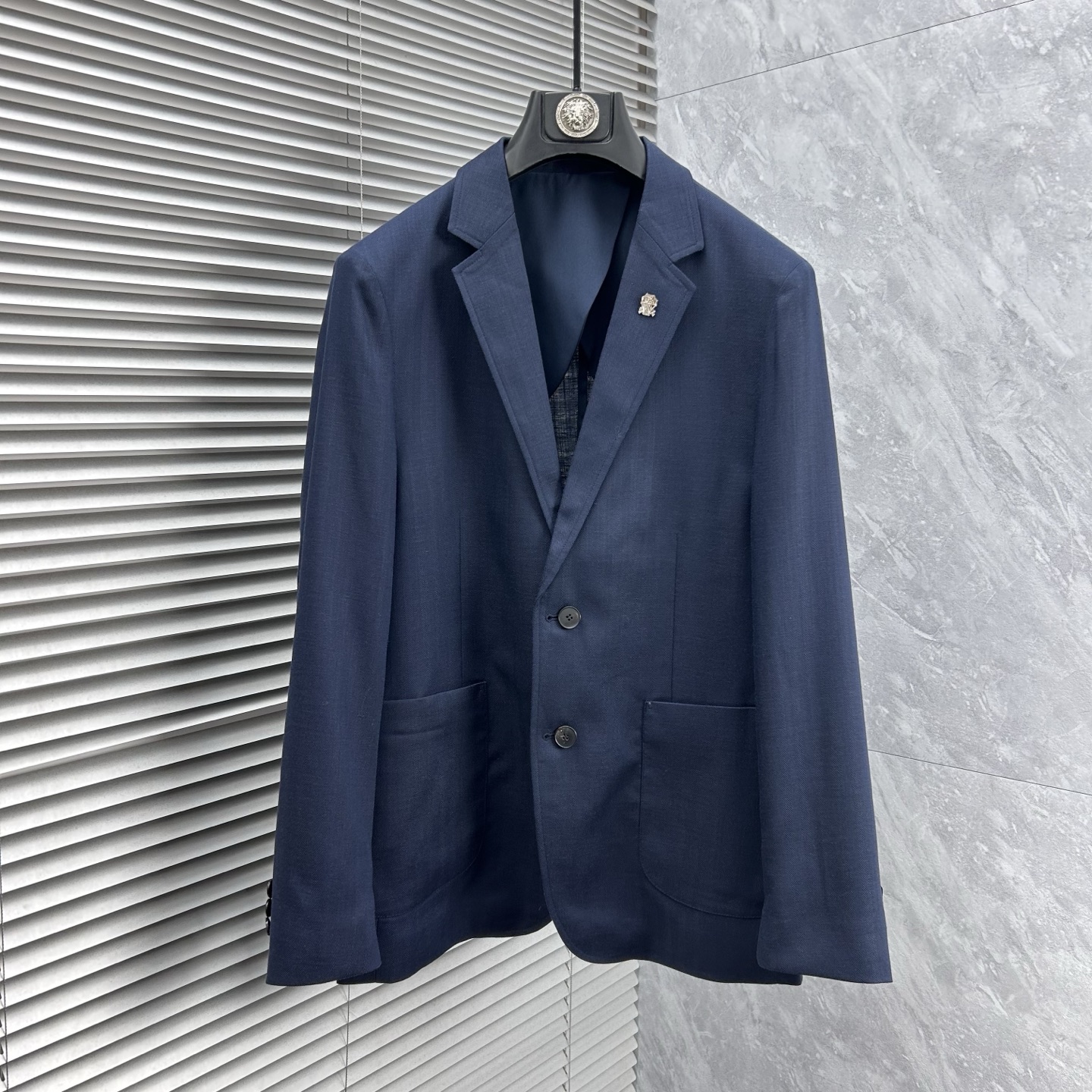 NO:926789,-BC men's high-end quality lightweight suits!  A versatile, casual, fashionable and lightweight suit, slim fit, made of high-end fabrics, full of verticality, smooth and clean lines, stylish and casual, and the upper body is more elegant and handsome!  The main line of high-end men's business casual products, the exquisite and beautiful metal LOGO brooch on the chest, fashionable casual elegance has no fixed suitable age range, but its fashion expression is diversified, whether it reflects the dynamic personality of young people, 85 or mature, charming and capable successful men, it can be mastered with ease. The upper body is light and comfortable, unique tailoring and slimming, simple and easy to match, straight shoulders, from the old channel suit factory, quality control and texture details are first-class. It gives full dignity and nobility.  This thin and soft fabric is carefully made, has a full vertical feel, has excellent thermal adjustment and breathability, and has a comfortable upper body without lining. The fabric is thin, which does not affect the wearing experience at all. It is thin and light. It has a full vertical feel!  Its skinny texture is reflected in the tailoring, which depends on a good cutting machine master and a professional suit factory. This is a slim fit and tends to be fashionable and casual. It is no problem for formal occasions. It is suitable for various casual occasions. It is classic and versatile in black. The style is exquisite, fashionable and stylish. It maintains a delicate sense of balance and shows a passion for life. A must-have item for leisure and business!  Size 48-58 (m～4xl) 48 Bust 100 - Shoulder width 44 - Sleeve length 60 - Clothing length 68 50 Bust 104 - Shoulder width 45 - Sleeve length 61 - Clothing length 69 52 Bust 108 - Shoulder width 46 - Sleeve length 62 - Clothing length 70 54 Bust 112 - Shoulder width 47 - Sleeve length 63 - Clothing length 71  56 bust 116 - shoulder width 48 - sleeve length 64 - dress length 72 58: waist 120 - shoulder width 49 - sleeve length 65 - dress length 73,, business suit, brooch, breastpin,19860909-BC男士高端品质轻薄款西服！一款百搭休闲时尚轻薄款西装,修身的版型,高端面料打造,垂直感十足,线条感流畅干净利落,有款有型潇洒随意,上身更显气质帅气十足！ 高端男士商务休闲主线臻品,胸前精致唯美的金属LOGO胸针,时尚休闲优雅没有固定的适合的年龄范围,但它的时尚表现是多元化的,不论是体现年轻人的活力个性,85还是成熟魅力十足干练的成功男士,都把握的游刃有余,上身轻便舒适,独特的裁剪修身,简约易搭配,肩型挺括,渠道西装老厂所出,品控质感细节一流.给足体面与尊贵. 这款轻薄柔软面料精心制作,垂直感十足,具有出色的热调性和透气性,无里布上身舒适.面料属于薄款,-点都不影 响它的着穿感受,薄而轻盈的.垂直感十足！它的骨感体现在版型裁剪上,取决于好的裁床老师傅打版,专业西装厂. 这款属于修身版型,偏向时尚休闲的风格,出席于正装场合都没问题.适合各种休闲场合穿着,经典百搭黑色,款式精致时尚有型,保持微妙的平衡感,展现出对生活充满热情活力.休闲商务必备单品！ 尺码48-58（m～4xl） 48胸围100-肩宽44-袖长60-衣长68 50胸围104-肩宽45-袖长61-衣长69 52胸围108-肩宽46-袖长62-衣长70 54胸围112-肩宽47-袖长63-衣长71 56胸围116-肩宽48-袖长64-衣长72 58: 腰围120-肩宽49-袖长65-衣长73,,business suit,brooch，breastpin,,Men's clothing