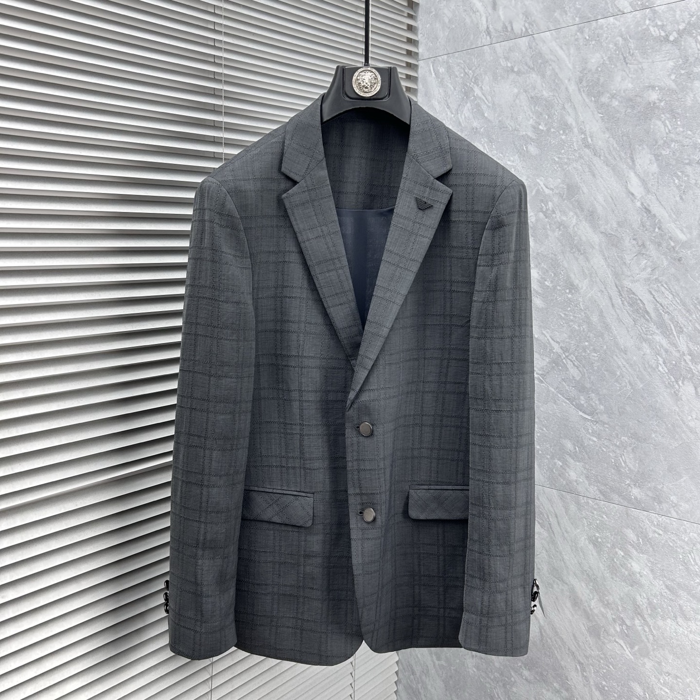 NO:908224,-Ama’s high-end quality lightweight suits for men!  A versatile, casual, fashionable and lightweight suit, slim fit, made of high-end fabrics, full of verticality, smooth and clean lines, stylish and casual, and the upper body is more elegant and handsome!  The main line of high-end men's business casual products, the exquisite and beautiful metal LOGO brooch on the chest, fashionable casual elegance has no fixed suitable age range, but its fashion expression is diversified, whether it reflects the dynamic personality of young people, 85 or mature, charming and capable successful men, it can be mastered with ease. The upper body is light and comfortable, unique tailoring and slimming, simple and easy to match, straight shoulders, from the old channel suit factory, quality control and texture details are first-class. It gives full dignity and nobility.  This thin and soft fabric is carefully made, has a full vertical feel, has excellent thermal adjustment and breathability, and has a comfortable upper body without lining. The fabric is thin, which does not affect the wearing experience at all. It is thin and light. It has a full vertical feel!  Its skinny texture is reflected in the tailoring, which depends on a good cutting machine master and a professional suit factory. This is a slim fit and tends to be fashionable and casual. It is no problem for formal occasions. It is suitable for various casual occasions. It is classic and versatile in black. The style is exquisite, fashionable and stylish. It maintains a delicate sense of balance and shows a passion for life. A must-have item for leisure and business!  Size 48-58 (m～4xl) 48 Bust 100 - Shoulder width 44 - Sleeve length 60 - Clothing length 68 50 Bust 104 - Shoulder width 45 - Sleeve length 61 - Clothing length 69 52 Bust 108 - Shoulder width 46 - Sleeve length 62 - Clothing length 70 54 Bust 112 - Shoulder width 47 - Sleeve length 63 - Clothing length 71  56 bust 116 - shoulder width 48 - sleeve length 64 - dress length 72 58: waist 120 - shoulder width 49 - sleeve length 65 - dress length 73,, business suit, brooch, breastpin,19860909-阿玛‘’男士高端品质轻薄款西服！一款百搭休闲时尚轻薄款西装,修身的版型,高端面料打造,垂直感十足,线条感流畅干净利落,有款有型潇洒随意,上身更显气质帅气十足！ 高端男士商务休闲主线臻品,胸前精致唯美的金属LOGO胸针,时尚休闲优雅没有固定的适合的年龄范围,但它的时尚表现是多元化的,不论是体现年轻人的活力个性,85还是成熟魅力十足干练的成功男士,都把握的游刃有余,上身轻便舒适,独特的裁剪修身,简约易搭配,肩型挺括,渠道西装老厂所出,品控质感细节一流.给足体面与尊贵. 这款轻薄柔软面料精心制作,垂直感十足,具有出色的热调性和透气性,无里布上身舒适.面料属于薄款,-点都不影 响它的着穿感受,薄而轻盈的.垂直感十足！它的骨感体现在版型裁剪上,取决于好的裁床老师傅打版,专业西装厂. 这款属于修身版型,偏向时尚休闲的风格,出席于正装场合都没问题.适合各种休闲场合穿着,经典百搭黑色,款式精致时尚有型,保持微妙的平衡感,展现出对生活充满热情活力.休闲商务必备单品！ 尺码48-58（m～4xl） 48胸围100-肩宽44-袖长60-衣长68 50胸围104-肩宽45-袖长61-衣长69 52胸围108-肩宽46-袖长62-衣长70 54胸围112-肩宽47-袖长63-衣长71 56胸围116-肩宽48-袖长64-衣长72 58: 腰围120-肩宽49-袖长65-衣长73,,business suit,brooch，breastpin,,Men's clothing