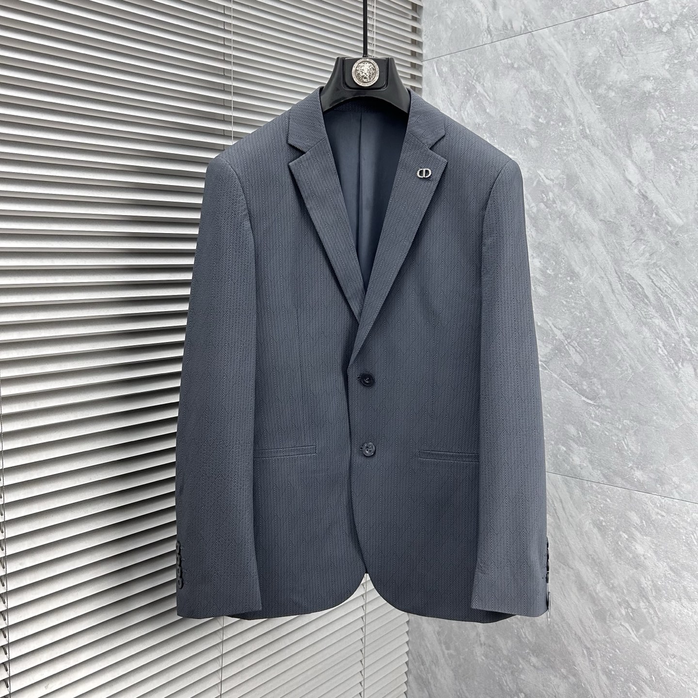 NO:908218,-dr men's high-end quality lightweight suits!  A versatile, casual, fashionable and lightweight suit, slim fit, made of high-end fabrics, full of verticality, smooth and clean lines, stylish and casual, and the upper body is more elegant and handsome!  The main line of high-end men's business casual products, the exquisite and beautiful metal LOGO brooch on the chest, fashionable casual elegance has no fixed suitable age range, but its fashion expression is diversified, whether it reflects the dynamic personality of young people, 85 or mature, charming and capable successful men, it can be mastered with ease. The upper body is light and comfortable, unique tailoring and slimming, simple and easy to match, straight shoulders, from the old channel suit factory, quality control and texture details are first-class. It gives full dignity and nobility.  This thin and soft fabric is carefully made, has a full vertical feel, has excellent thermal adjustment and breathability, and has a comfortable upper body without lining. The fabric is thin, which does not affect the wearing experience at all. It is thin and light. It has a full vertical feel!  Its skinny texture is reflected in the tailoring, which depends on a good cutting machine master and a professional suit factory. This is a slim fit and tends to be fashionable and casual. It is no problem for formal occasions. It is suitable for various casual occasions. It is classic and versatile in black. The style is exquisite, fashionable and stylish. It maintains a delicate sense of balance and shows a passion for life. A must-have item for leisure and business!  Size 48-58 (m～4xl) 48 Bust 100 - Shoulder width 44 - Sleeve length 60 - Clothing length 68 50 Bust 104 - Shoulder width 45 - Sleeve length 61 - Clothing length 69 52 Bust 108 - Shoulder width 46 - Sleeve length 62 - Clothing length 70 54 Bust 112 - Shoulder width 47 - Sleeve length 63 - Clothing length 71  56 bust 116 - shoulder width 48 - sleeve length 64 - dress length 72 58: waist 120 - shoulder width 49 - sleeve length 65 - dress length 73,, business suit, brooch, breastpin,19860909-dr男士高端品质轻薄款西服！一款百搭休闲时尚轻薄款西装,修身的版型,高端面料打造,垂直感十足,线条感流畅干净利落,有款有型潇洒随意,上身更显气质帅气十足！ 高端男士商务休闲主线臻品,胸前精致唯美的金属LOGO胸针,时尚休闲优雅没有固定的适合的年龄范围,但它的时尚表现是多元化的,不论是体现年轻人的活力个性,85还是成熟魅力十足干练的成功男士,都把握的游刃有余,上身轻便舒适,独特的裁剪修身,简约易搭配,肩型挺括,渠道西装老厂所出,品控质感细节一流.给足体面与尊贵. 这款轻薄柔软面料精心制作,垂直感十足,具有出色的热调性和透气性,无里布上身舒适.面料属于薄款,-点都不影 响它的着穿感受,薄而轻盈的.垂直感十足！它的骨感体现在版型裁剪上,取决于好的裁床老师傅打版,专业西装厂. 这款属于修身版型,偏向时尚休闲的风格,出席于正装场合都没问题.适合各种休闲场合穿着,经典百搭黑色,款式精致时尚有型,保持微妙的平衡感,展现出对生活充满热情活力.休闲商务必备单品！ 尺码48-58（m～4xl） 48胸围100-肩宽44-袖长60-衣长68 50胸围104-肩宽45-袖长61-衣长69 52胸围108-肩宽46-袖长62-衣长70 54胸围112-肩宽47-袖长63-衣长71 56胸围116-肩宽48-袖长64-衣长72 58: 腰围120-肩宽49-袖长65-衣长73,,business suit,brooch，breastpin,,Men's clothing
