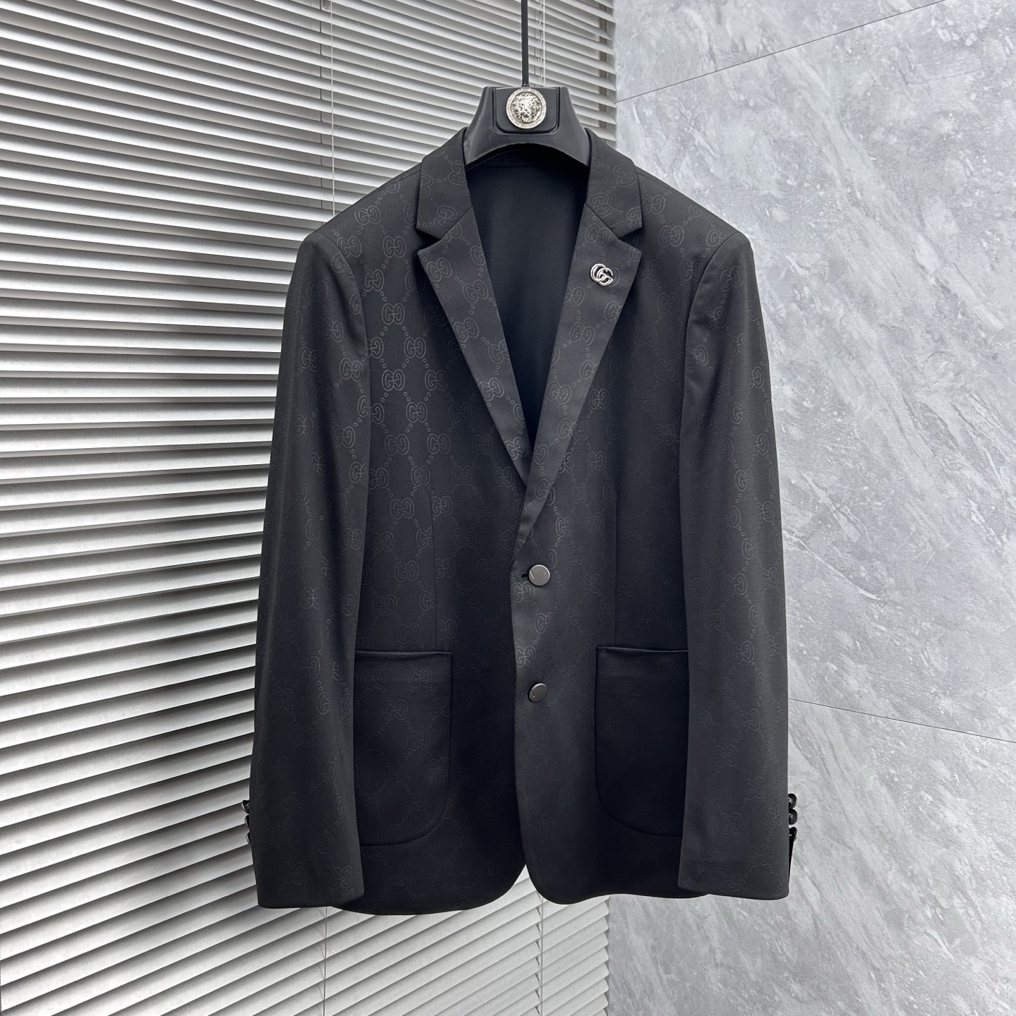 NO:908212,- Antique men's high-end quality lightweight suits!  A versatile, casual, fashionable and lightweight suit, slim fit, made of high-end fabrics, full of verticality, smooth and clean lines, stylish and casual, and the upper body is more elegant and handsome!  The main line of high-end men's business casual products, the exquisite and beautiful metal LOGO brooch on the chest, fashionable casual elegance has no fixed suitable age range, but its fashion expression is diversified, whether it reflects the dynamic personality of young people, 85 or mature, charming and capable successful men, it can be mastered with ease. The upper body is light and comfortable, unique tailoring and slimming, simple and easy to match, straight shoulders, from the old channel suit factory, quality control and texture details are first-class. It gives full dignity and nobility.  This thin and soft fabric is carefully made, has a full vertical feel, has excellent thermal adjustment and breathability, and has a comfortable upper body without lining. The fabric is thin, which does not affect the wearing experience at all. It is thin and light. It has a full vertical feel!  Its skinny texture is reflected in the tailoring, which depends on a good cutting machine master and a professional suit factory. This is a slim fit and tends to be fashionable and casual. It is no problem for formal occasions. It is suitable for various casual occasions. It is classic and versatile in black. The style is exquisite, fashionable and stylish. It maintains a delicate sense of balance and shows a passion for life. A must-have item for leisure and business!  Size 48-58 (m～4xl) 48 Bust 100 - Shoulder width 44 - Sleeve length 60 - Clothing length 68 50 Bust 104 - Shoulder width 45 - Sleeve length 61 - Clothing length 69 52 Bust 108 - Shoulder width 46 - Sleeve length 62 - Clothing length 70 54 Bust 112 - Shoulder width 47 - Sleeve length 63 - Clothing length 71  56 bust 116 - shoulder width 48 - sleeve length 64 - dress length 72 58: waist 120 - shoulder width 49 - sleeve length 65 - dress length 73,, business suit, brooch, breastpin,19860909-古‘’男士高端品质轻薄款西服！一款百搭休闲时尚轻薄款西装,修身的版型,高端面料打造,垂直感十足,线条感流畅干净利落,有款有型潇洒随意,上身更显气质帅气十足！ 高端男士商务休闲主线臻品,胸前精致唯美的金属LOGO胸针,时尚休闲优雅没有固定的适合的年龄范围,但它的时尚表现是多元化的,不论是体现年轻人的活力个性,85还是成熟魅力十足干练的成功男士,都把握的游刃有余,上身轻便舒适,独特的裁剪修身,简约易搭配,肩型挺括,渠道西装老厂所出,品控质感细节一流.给足体面与尊贵. 这款轻薄柔软面料精心制作,垂直感十足,具有出色的热调性和透气性,无里布上身舒适.面料属于薄款,-点都不影 响它的着穿感受,薄而轻盈的.垂直感十足！它的骨感体现在版型裁剪上,取决于好的裁床老师傅打版,专业西装厂. 这款属于修身版型,偏向时尚休闲的风格,出席于正装场合都没问题.适合各种休闲场合穿着,经典百搭黑色,款式精致时尚有型,保持微妙的平衡感,展现出对生活充满热情活力.休闲商务必备单品！ 尺码48-58（m～4xl） 48胸围100-肩宽44-袖长60-衣长68 50胸围104-肩宽45-袖长61-衣长69 52胸围108-肩宽46-袖长62-衣长70 54胸围112-肩宽47-袖长63-衣长71 56胸围116-肩宽48-袖长64-衣长72 58: 腰围120-肩宽49-袖长65-衣长73,,business suit,brooch，breastpin,,Men's clothing