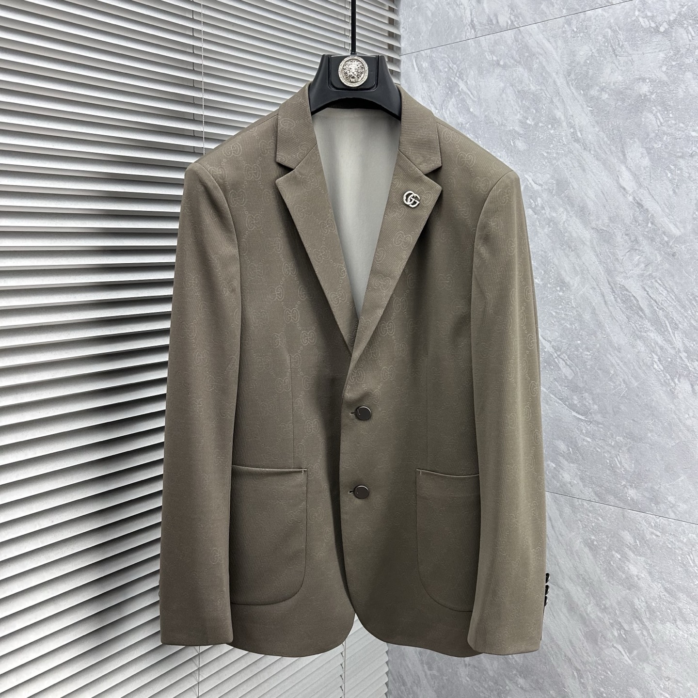 NO:926796,- Antique men's high-end quality lightweight suits!  A versatile, casual, fashionable and lightweight suit, slim fit, made of high-end fabrics, full of verticality, smooth and clean lines, stylish and casual, and the upper body is more elegant and handsome!  The main line of high-end men's business casual products, the exquisite and beautiful metal LOGO brooch on the chest, fashionable casual elegance has no fixed suitable age range, but its fashion expression is diversified, whether it reflects the dynamic personality of young people, 85 or mature, charming and capable successful men, it can be mastered with ease. The upper body is light and comfortable, unique tailoring and slimming, simple and easy to match, straight shoulders, from the old channel suit factory, quality control and texture details are first-class. It gives full dignity and nobility.  This thin and soft fabric is carefully made, has a full vertical feel, has excellent thermal adjustment and breathability, and has a comfortable upper body without lining. The fabric is thin, which does not affect the wearing experience at all. It is thin and light. It has a full vertical feel!  Its skinny texture is reflected in the tailoring, which depends on a good cutting machine master and a professional suit factory. This is a slim fit and tends to be fashionable and casual. It is no problem for formal occasions. It is suitable for various casual occasions. It is classic and versatile in black. The style is exquisite, fashionable and stylish. It maintains a delicate sense of balance and shows a passion for life. A must-have item for leisure and business!  Size 48-58 (m～4xl) 48 Bust 100 - Shoulder width 44 - Sleeve length 60 - Clothing length 68 50 Bust 104 - Shoulder width 45 - Sleeve length 61 - Clothing length 69 52 Bust 108 - Shoulder width 46 - Sleeve length 62 - Clothing length 70 54 Bust 112 - Shoulder width 47 - Sleeve length 63 - Clothing length 71  56 bust 116 - shoulder width 48 - sleeve length 64 - dress length 72 58: waist 120 - shoulder width 49 - sleeve length 65 - dress length 73,, business suit, brooch, breastpin,19860909-古‘’男士高端品质轻薄款西服！一款百搭休闲时尚轻薄款西装,修身的版型,高端面料打造,垂直感十足,线条感流畅干净利落,有款有型潇洒随意,上身更显气质帅气十足！ 高端男士商务休闲主线臻品,胸前精致唯美的金属LOGO胸针,时尚休闲优雅没有固定的适合的年龄范围,但它的时尚表现是多元化的,不论是体现年轻人的活力个性,85还是成熟魅力十足干练的成功男士,都把握的游刃有余,上身轻便舒适,独特的裁剪修身,简约易搭配,肩型挺括,渠道西装老厂所出,品控质感细节一流.给足体面与尊贵. 这款轻薄柔软面料精心制作,垂直感十足,具有出色的热调性和透气性,无里布上身舒适.面料属于薄款,-点都不影 响它的着穿感受,薄而轻盈的.垂直感十足！它的骨感体现在版型裁剪上,取决于好的裁床老师傅打版,专业西装厂. 这款属于修身版型,偏向时尚休闲的风格,出席于正装场合都没问题.适合各种休闲场合穿着,经典百搭黑色,款式精致时尚有型,保持微妙的平衡感,展现出对生活充满热情活力.休闲商务必备单品！ 尺码48-58（m～4xl） 48胸围100-肩宽44-袖长60-衣长68 50胸围104-肩宽45-袖长61-衣长69 52胸围108-肩宽46-袖长62-衣长70 54胸围112-肩宽47-袖长63-衣长71 56胸围116-肩宽48-袖长64-衣长72 58: 腰围120-肩宽49-袖长65-衣长73,,business suit,brooch，breastpin,,Men's clothing