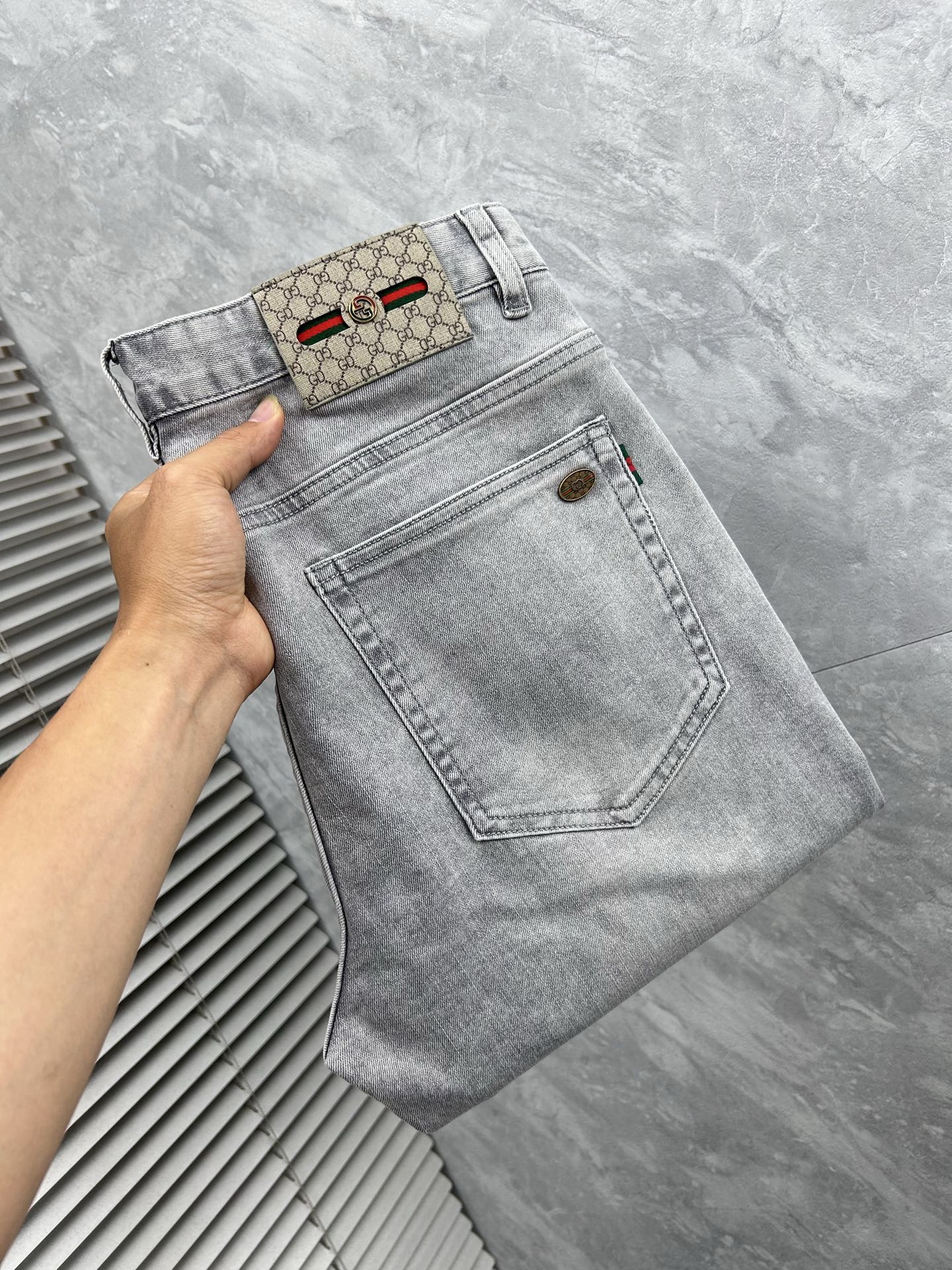 NO:907326,Gucc's latest 2026 spring jeans are stress-free in and out of specialty stores. Best-selling models in the counter. Shared taste and value. Very comfortable to wear. Low-key yet luxurious. Very classy to wear. Needless to say the trousers style and cut. The upper body is exquisite and vivid. Real first-class top quality materials. Truly palace-level casual pants, using Turkish cotton. The most famous denim fabric is produced. The quality is outstanding. After heavy washing, the pants are very soft. The straight-leg version is not picky.  The upper body is absolutely stylish. CX25 is extremely luxurious!  Size 29-38,,gucci,jeans,19860909Gucc 2026年春季最新品牛仔裤出入专卖店无压力 专柜热销款 品味与价值共享 身穿着非常舒适 低调不失奢华 穿出去非常有档次,裤型款式和裁剪亦无需多言 上身精致跃然.真正一等一顶级质料 真正殿堂级的休闲裤,选用土耳其的棉花 生产出最有名的单宁布 品质卓然 经过重水洗使得裤子很柔软 直脚的版型 不挑人 上身绝对的有型 CX25 极度奢华！尺码29-38,,gucci,jeans,,Men's clothing