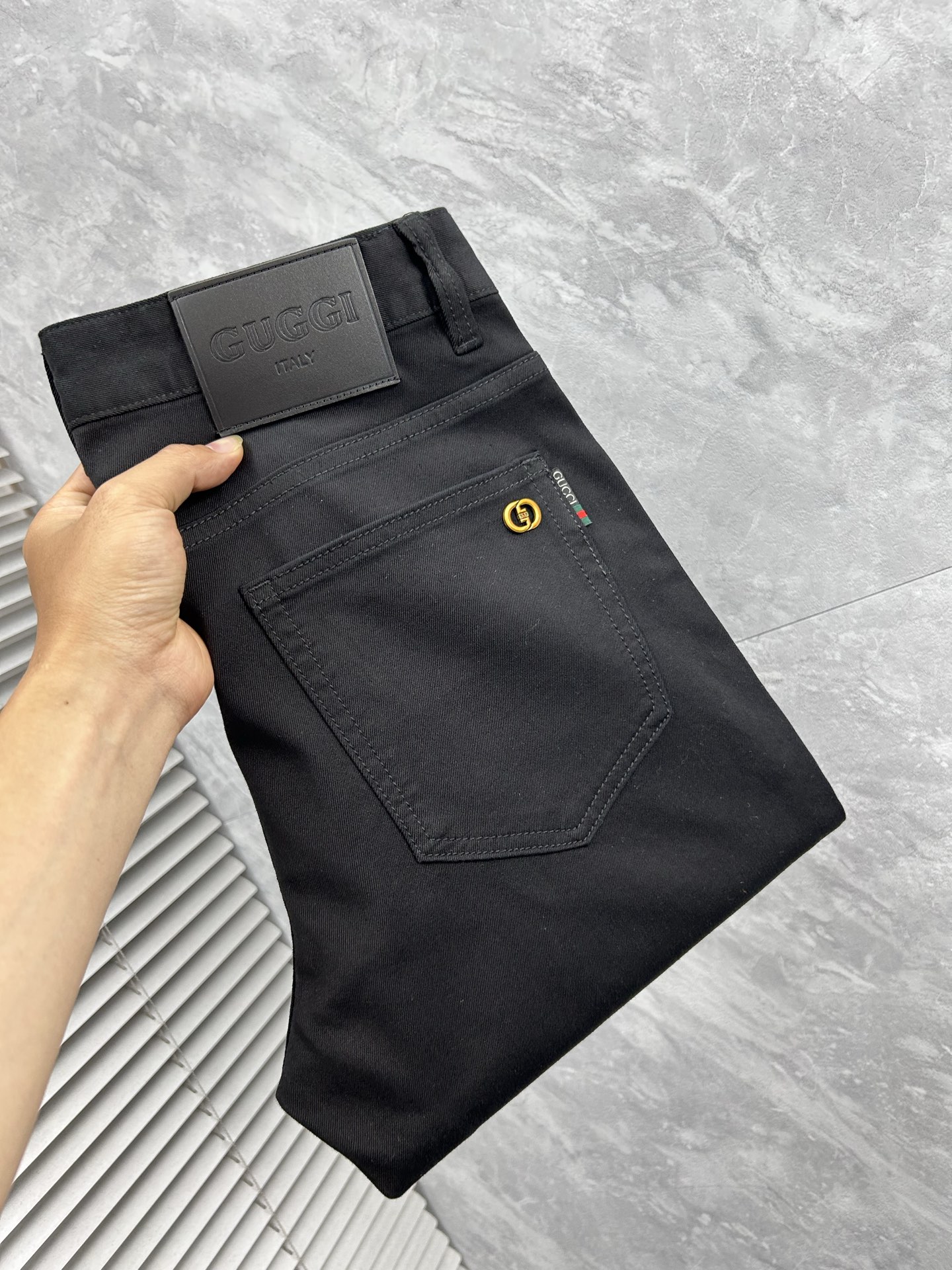 NO:908213,The newest 2026 spring jeans are stress-free in and out of the store. Best-selling models in the counter. Taste and value are shared. Very comfortable to wear. Low-key yet luxurious. Very classy to wear. Needless to say the trousers style and cut. The upper body is exquisite and vivid. Real first-class top quality. Really palace-level casual pants, using Turkish cotton. The most famous denim is produced. The quality is outstanding. After heavy washing, the pants are very soft. Straight-leg version.  Don’t be picky. The upper body is absolutely stylish. CX25 is extremely luxurious!  Size 29-38,,jeans,19860909古‘’2026年春季最新品牛仔裤出入专卖店无压力 专柜热销款 品味与价值共享 身穿着非常舒适 低调不失奢华 穿出去非常有档次,裤型款式和裁剪亦无需多言 上身精致跃然.真正一等一顶级质料 真正殿堂级的休闲裤,选用土耳其的棉花 生产出最有名的单宁布 品质卓然 经过重水洗使得裤子很柔软 直脚的版型 不挑人 上身绝对的有型 CX25 极度奢华！尺码29-38,,jeans,,Men's clothing