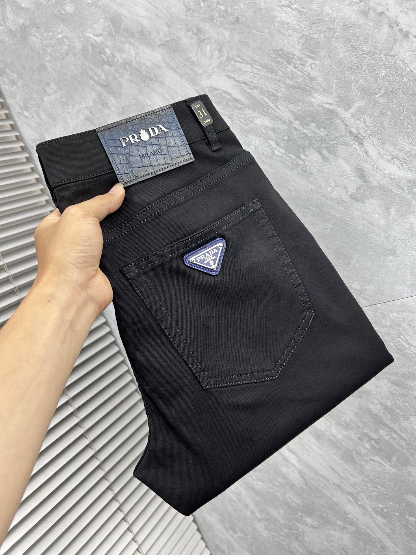 NO:934900,Pula's latest 2026 spring jeans are stress-free in and out of specialty stores. Best-selling models in the counter. Taste and value are shared. Very comfortable to wear. Low-key yet luxurious. Very classy to wear. Needless to say the trousers style and cut. The upper body is exquisite and vivid. Real first-class top quality materials. Really palace-level casual pants, using Turkish cotton to produce the most famous denim. Excellent quality. Heavy washing makes the trousers very soft. Straight-leg version.  Don’t be picky. The upper body is absolutely stylish. CX25 is extremely luxurious!  Size 29-38,,prada,jeans,19860909普拉‘’2026年春季最新品牛仔裤出入专卖店无压力 专柜热销款 品味与价值共享 身穿着非常舒适 低调不失奢华 穿出去非常有档次,裤型款式和裁剪亦无需多言 上身精致跃然.真正一等一顶级质料 真正殿堂级的休闲裤,选用土耳其的棉花 生产出最有名的单宁布 品质卓然 经过重水洗使得裤子很柔软 直脚的版型 不挑人 上身绝对的有型 CX25 极度奢华！尺码29-38,,prada,jeans,,Men's clothing
