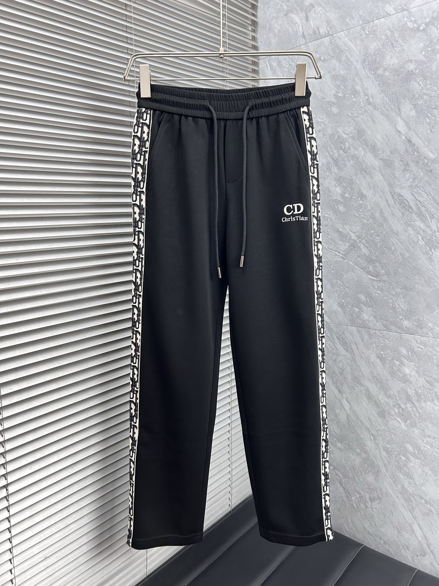 NO:925809,dr 2026ss new spring and summer counter products are on the market simultaneously. High-quality fashionable casual pants. Super versatile. Exclusively customized-imported high-end cotton fabrics, with a delicate and soft feel, comfortable close-fitting, and a super stylish upper body! The latest hardware accessories from the original custom shop. Super beautiful shape, long upper body and slender legs. The lining and wiring are impeccable. It can be attended to any occasion. Once again, the fabric is very, very classy! Size M-4XL,,19860909dr 2026ss春夏季专柜新品同步上市.高品质时尚休闲裤.超级百搭款.独家定制-进口高端绵面料,手感细腻柔软,贴身舒适,上身超有型！原版定制专柜最新五金辅料.超靓版型、上身显腿修长,內里,走线都无可挑剔,任何场合都可出席,再次强调面料非常非常显档次！码数M-4XL,,,Men's clothing