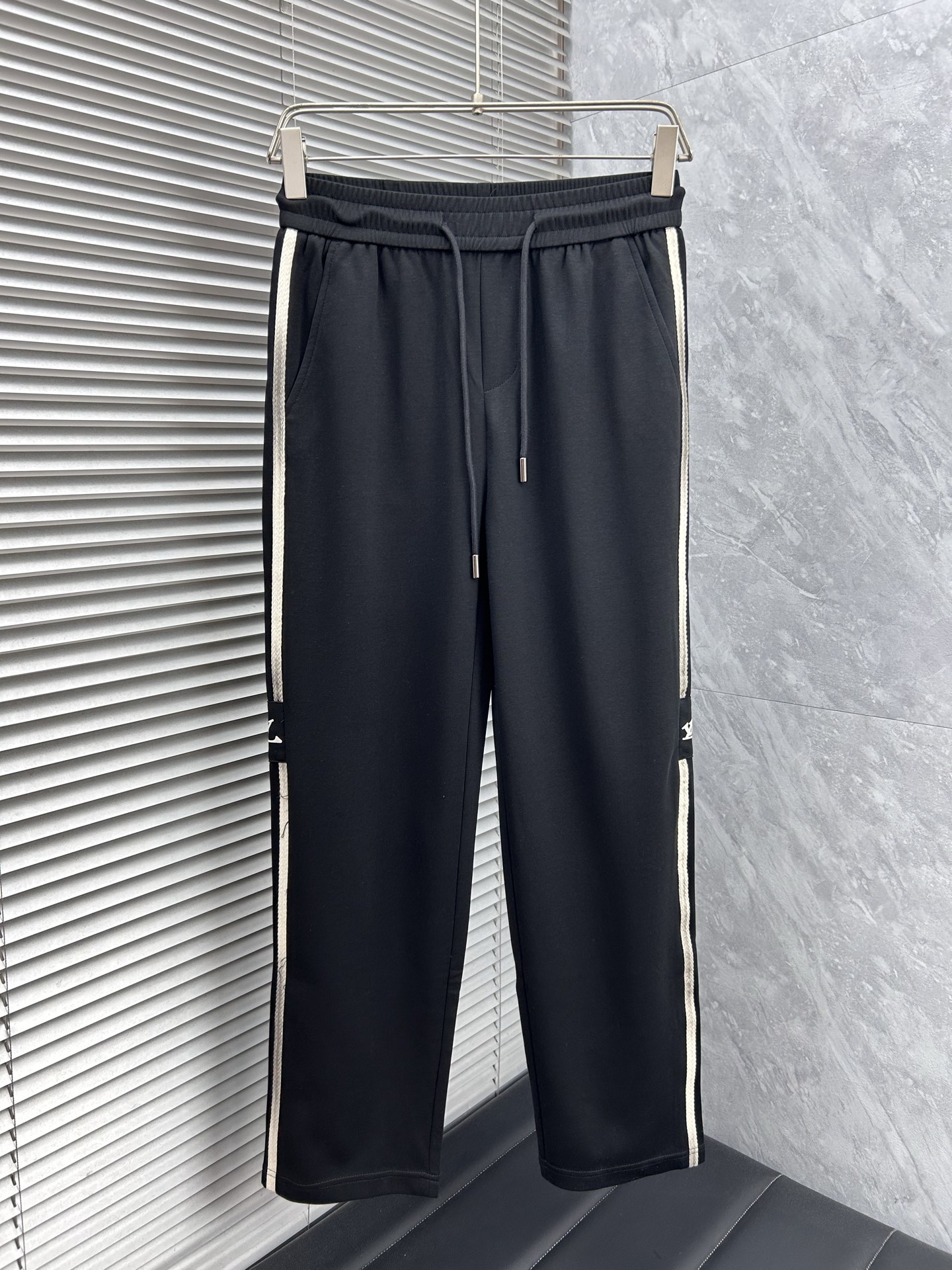 NO:925801,LV 2026ss spring and summer new counter products are launched simultaneously. High-quality fashionable casual pants. Super versatile. Exclusively customized-imported high-end cotton fabrics, with a delicate and soft feel, comfortable close-fitting, and a super stylish upper body! The latest hardware accessories from the original custom shop. Super beautiful shape, long upper body and slender legs. The lining and wiring are impeccable. It can be attended to any occasion. Once again, the fabric is very, very classy! Size M-4XL,,louis vuitton,19860909LV 2026ss春夏季专柜新品同步上市.高品质时尚休闲裤.超级百搭款.独家定制-进口高端绵面料,手感细腻柔软,贴身舒适,上身超有型！原版定制专柜最新五金辅料.超靓版型、上身显腿修长,內里,走线都无可挑剔,任何场合都可出席,再次强调面料非常非常显档次！码数M-4XL,,louis vuitton,,Men's clothing