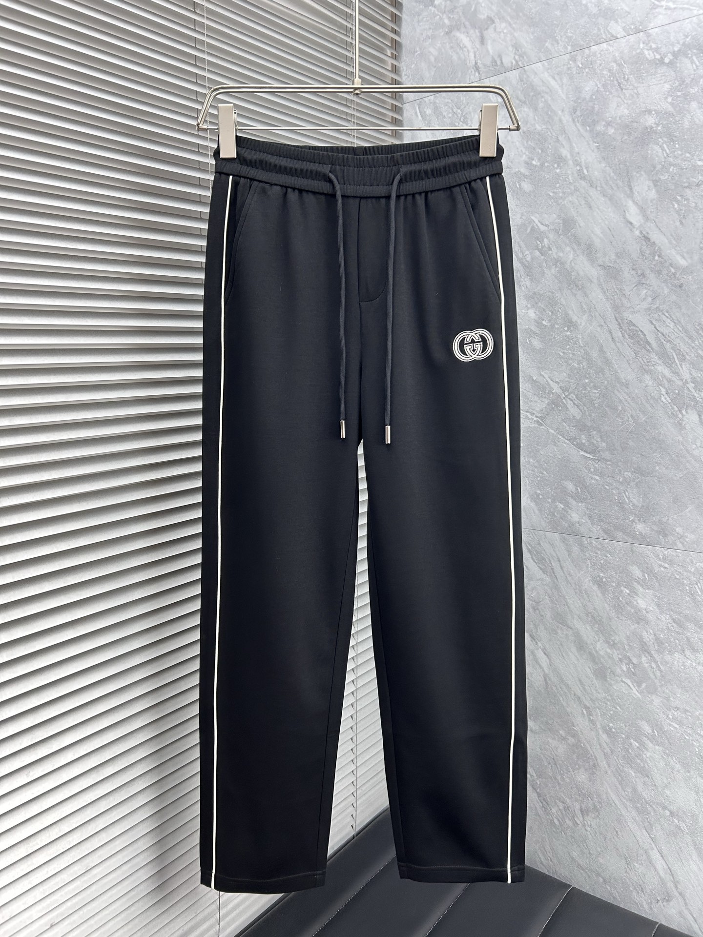 NO:925796,The new 2026 ss spring and summer counter products are on the market simultaneously. High-quality fashionable casual pants. Super versatile. Exclusively customized - imported high-end cotton fabrics, with a delicate and soft feel, comfortable close-fitting, and a super stylish upper body! The latest hardware accessories from the original custom shop. Super beautiful shape, long upper body and slender legs. The lining and wiring are impeccable. It can be attended to any occasion. Once again, the fabric is very, very classy! Size M-4XL,,19860909古*2026ss春夏季专柜新品同步上市.高品质时尚休闲裤.超级百搭款.独家定制-进口高端绵面料,手感细腻柔软,贴身舒适,上身超有型！原版定制专柜最新五金辅料.超靓版型、上身显腿修长,內里,走线都无可挑剔,任何场合都可出席,再次强调面料非常非常显档次！码数M-4XL,,,Men's clothing