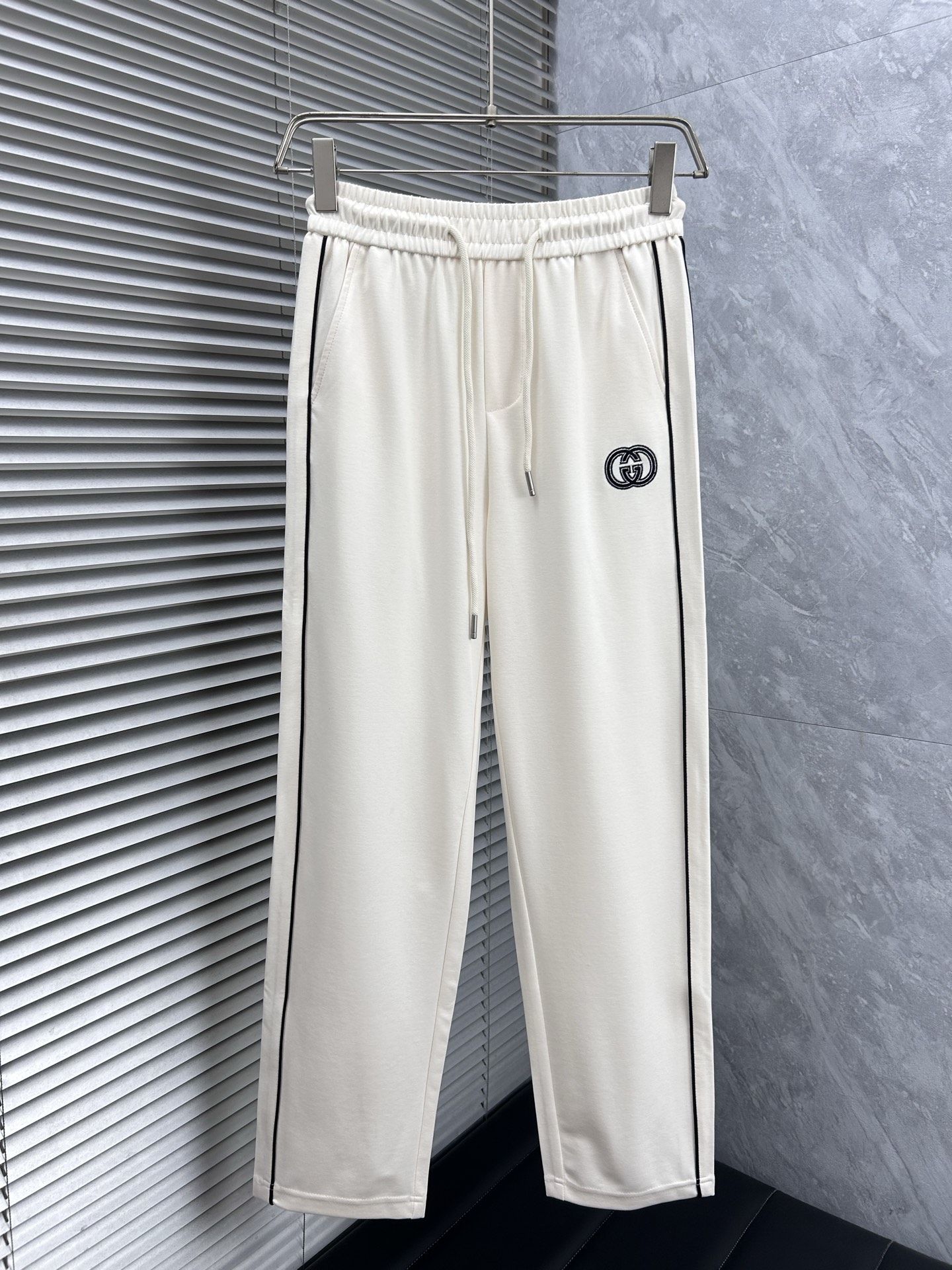 NO:925787,Gucci's new 2026ss spring and summer counter products are on the market simultaneously. High-quality fashionable casual pants. Super versatile. Exclusively customized - imported high-end cotton fabrics, with a delicate and soft feel, comfortable close-fitting, and a super stylish upper body! The latest hardware accessories from the original custom shop. Super beautiful shape, long upper body and slender legs. The lining and wiring are impeccable. It can be attended to any occasion. Once again, the fabric is very, very classy! Size M-4XL,,19860909古奇2026ss春夏季专柜新品同步上市.高品质时尚休闲裤.超级百搭款.独家定制-进口高端绵面料,手感细腻柔软,贴身舒适,上身超有型！原版定制专柜最新五金辅料.超靓版型、上身显腿修长,內里,走线都无可挑剔,任何场合都可出席,再次强调面料非常非常显档次！码数M-4XL,,,Men's clothing