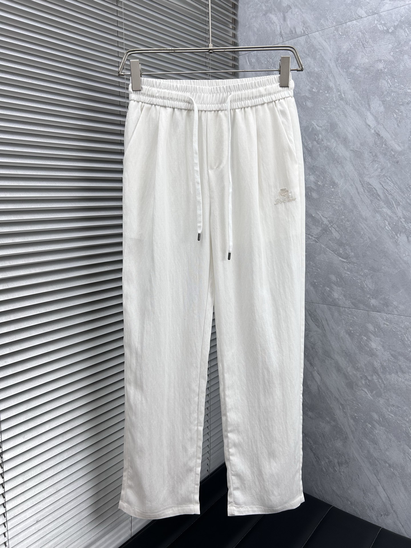 NO:925779,BC 2026ss spring and summer counter new products are launched simultaneously. High-quality fashionable casual pants. Super versatile. Exclusively customized-imported high-end cotton fabrics, with a delicate and soft feel, comfortable next to the body, and a super stylish upper body! The latest hardware accessories from the original custom shop. Super beautiful shape, long upper body and slender legs. The lining and wiring are impeccable. It can be attended to any occasion. Once again, the fabric is very, very classy! Size M-4XL,,19860909BC 2026ss春夏季专柜新品同步上市.高品质时尚休闲裤.超级百搭款.独家定制-进口高端绵面料,手感细腻柔软,贴身舒适,上身超有型！原版定制专柜最新五金辅料.超靓版型、上身显腿修长,內里,走线都无可挑剔,任何场合都可出席,再次强调面料非常非常显档次！码数M-4XL,,,Men's clothing