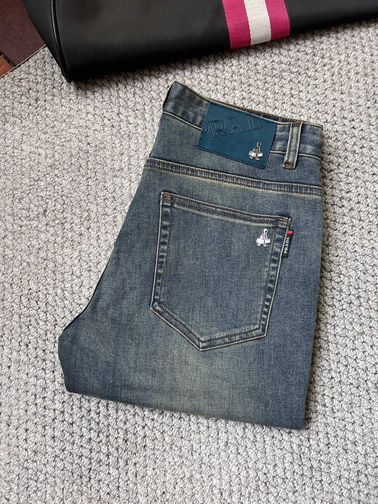 NO:870954,Prada - 2026ss Spring and Summer Jeans for the Year of the Horse. Original 1:1 production, a perfect choice for daily necessities, simple and stylish, custom imported denim fabric, heavy washing process, complex workmanship and exquisite craftsmanship. Easily cater to the needs of the four seasons, soft and elastic to the touch, smooth and neat, original accessories and hardware, comfortable upper body, very easy to wear and durable, size 29-38,, prada, jeans,19860909普拉- 2026ss马年春夏牛仔裤.原单1:1制作,日常必备的完美之选,简单大气亦时尚有型,定制进口丹宁面料 ,重工洗水工艺,做工复杂工艺精湛.轻松迎合四季需要,手感柔软带弹力,流畅利落,原版辅料五金,上身舒适非常易搭耐看码数29-38,,prada,jeans,,Men's clothing