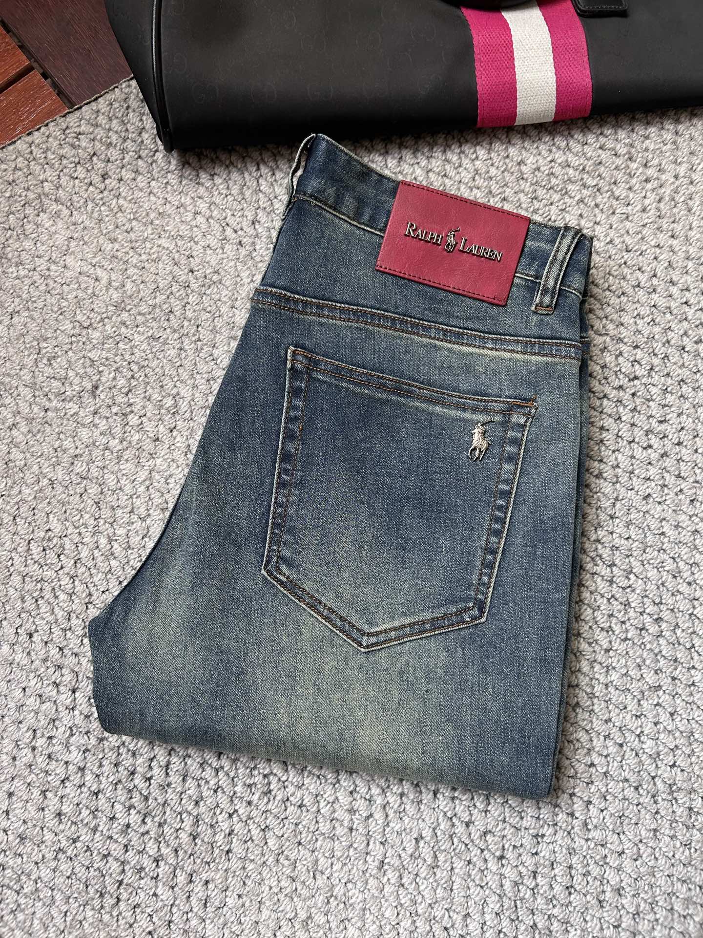 NO:870962,Bao - 2026ss Spring and Summer Jeans for the Year of the Horse. Made from the original 1:1, the perfect choice for daily necessities, simple and stylish, custom imported denim fabric, heavy washing process, complex workmanship and exquisite craftsmanship. Easily cater to the needs of the four seasons, soft and elastic to the touch, smooth and neat, original accessories and hardware, comfortable upper body, very easy to wear and durable, code number 29-38,,jeans,19860909保- 2026ss马年春夏牛仔裤.原单1:1制作,日常必备的完美之选,简单大气亦时尚有型,定制进口丹宁面料 ,重工洗水工艺,做工复杂工艺精湛.轻松迎合四季需要,手感柔软带弹力,流畅利落,原版辅料五金,上身舒适非常易搭耐看码数29-38,,jeans,,Men's clothing