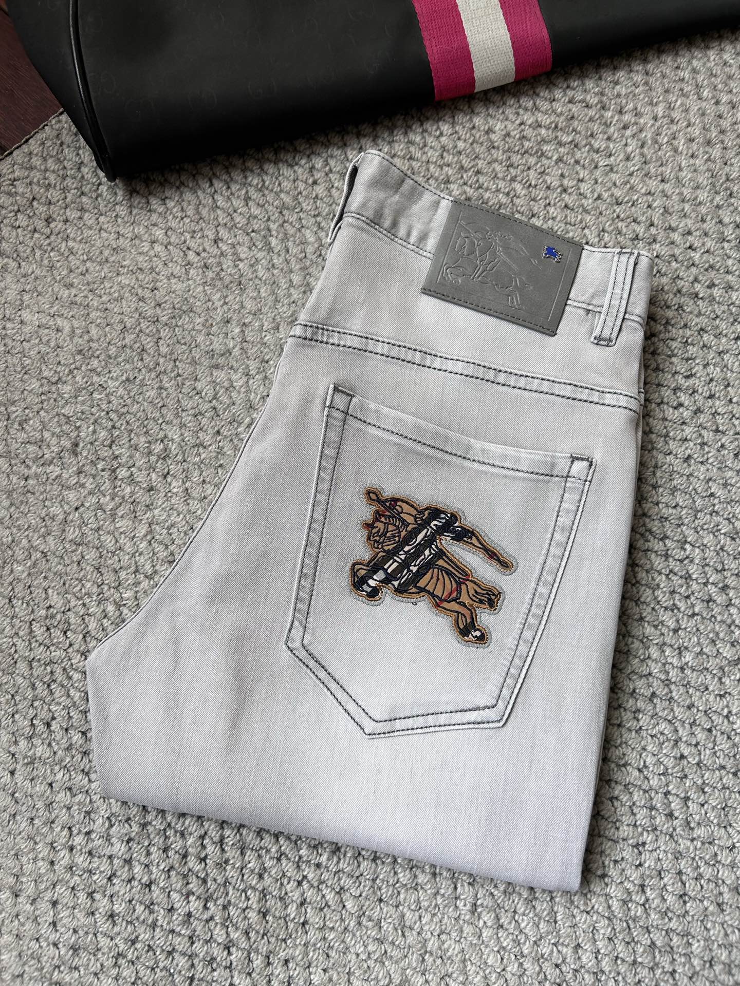 NO:870971,Burberry - 2026ss Spring and Summer Jeans for the Year of the Horse. Original 1:1 production, the perfect choice for daily necessities, simple and stylish, custom imported denim fabric, heavy washing process, complex workmanship and exquisite craftsmanship. Easily cater to the needs of the four seasons, soft and elastic to the touch, smooth and neat, original accessories and hardware, comfortable upper body, very easy to wear and durable, size 29-38,, burberry, jeans,19860909巴宝- 2026ss马年春夏牛仔裤.原单1:1制作,日常必备的完美之选,简单大气亦时尚有型,定制进口丹宁面料 ,重工洗水工艺,做工复杂工艺精湛.轻松迎合四季需要,手感柔软带弹力,流畅利落,原版辅料五金,上身舒适非常易搭耐看码数29-38,,burberry,jeans,,Men's clothing