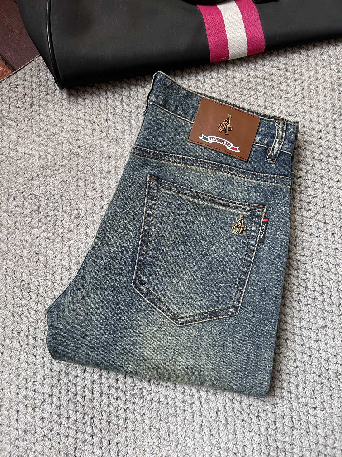 NO:870979,Prada - 2026ss Spring and Summer Jeans for the Year of the Horse. Original 1:1 production, a perfect choice for daily necessities, simple and stylish, custom imported denim fabric, heavy washing process, complex workmanship and exquisite craftsmanship. Easily cater to the needs of the four seasons, soft and elastic to the touch, smooth and neat, original accessories and hardware, comfortable upper body, very easy to wear and durable, size 29-38,, prada, jeans,19860909普拉- 2026ss马年春夏牛仔裤.原单1:1制作,日常必备的完美之选,简单大气亦时尚有型,定制进口丹宁面料 ,重工洗水工艺,做工复杂工艺精湛.轻松迎合四季需要,手感柔软带弹力,流畅利落,原版辅料五金,上身舒适非常易搭耐看码数29-38,,prada,jeans,,Men's clothing
