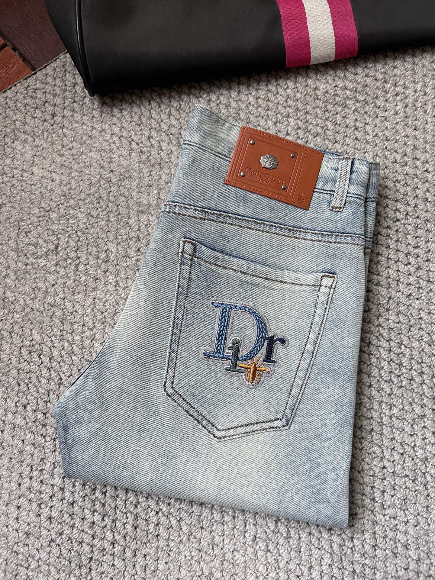 NO:870909,dr- 2026ss Spring and Summer Jeans for the Year of the Horse. Original 1:1 production, the perfect choice for daily necessities, simple and stylish, custom imported denim fabric, heavy washing process, complex workmanship and exquisite craftsmanship. Easily cater to the needs of the four seasons, soft and elastic to the touch, smooth and neat, original accessories and hardware, comfortable upper body, very easy to wear and durable, code number 29-38,,jeans,19860909dr- 2026ss马年春夏牛仔裤.原单1:1制作,日常必备的完美之选,简单大气亦时尚有型,定制进口丹宁面料 ,重工洗水工艺,做工复杂工艺精湛.轻松迎合四季需要,手感柔软带弹力,流畅利落,原版辅料五金,上身舒适非常易搭耐看码数29-38,,jeans,,Men's clothing