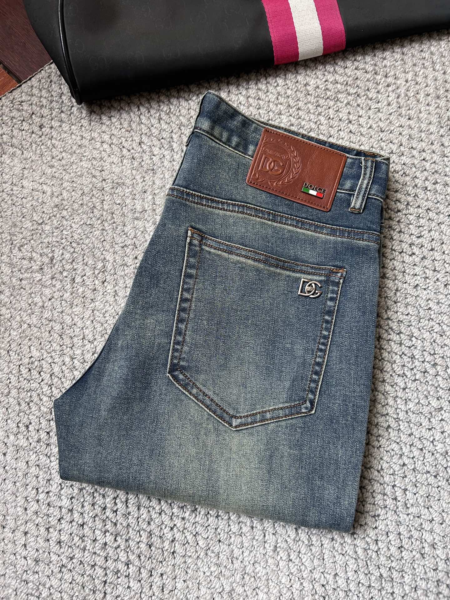 NO:918145,DG- 2026ss Spring and Summer Jeans for the Year of the Horse. Original 1:1 production, the perfect choice for daily necessities, simple and stylish, custom imported denim fabric, heavy washing process, complex workmanship and exquisite craftsmanship. Easily cater to the needs of the four seasons, soft and elastic to the touch, smooth and neat, original accessories and hardware, comfortable upper body, very easy to wear and durable, code number 29-38,,jeans,19860909DG- 2026ss马年春夏牛仔裤.原单1:1制作,日常必备的完美之选,简单大气亦时尚有型,定制进口丹宁面料 ,重工洗水工艺,做工复杂工艺精湛.轻松迎合四季需要,手感柔软带弹力,流畅利落,原版辅料五金,上身舒适非常易搭耐看码数29-38,,jeans,,Men's clothing