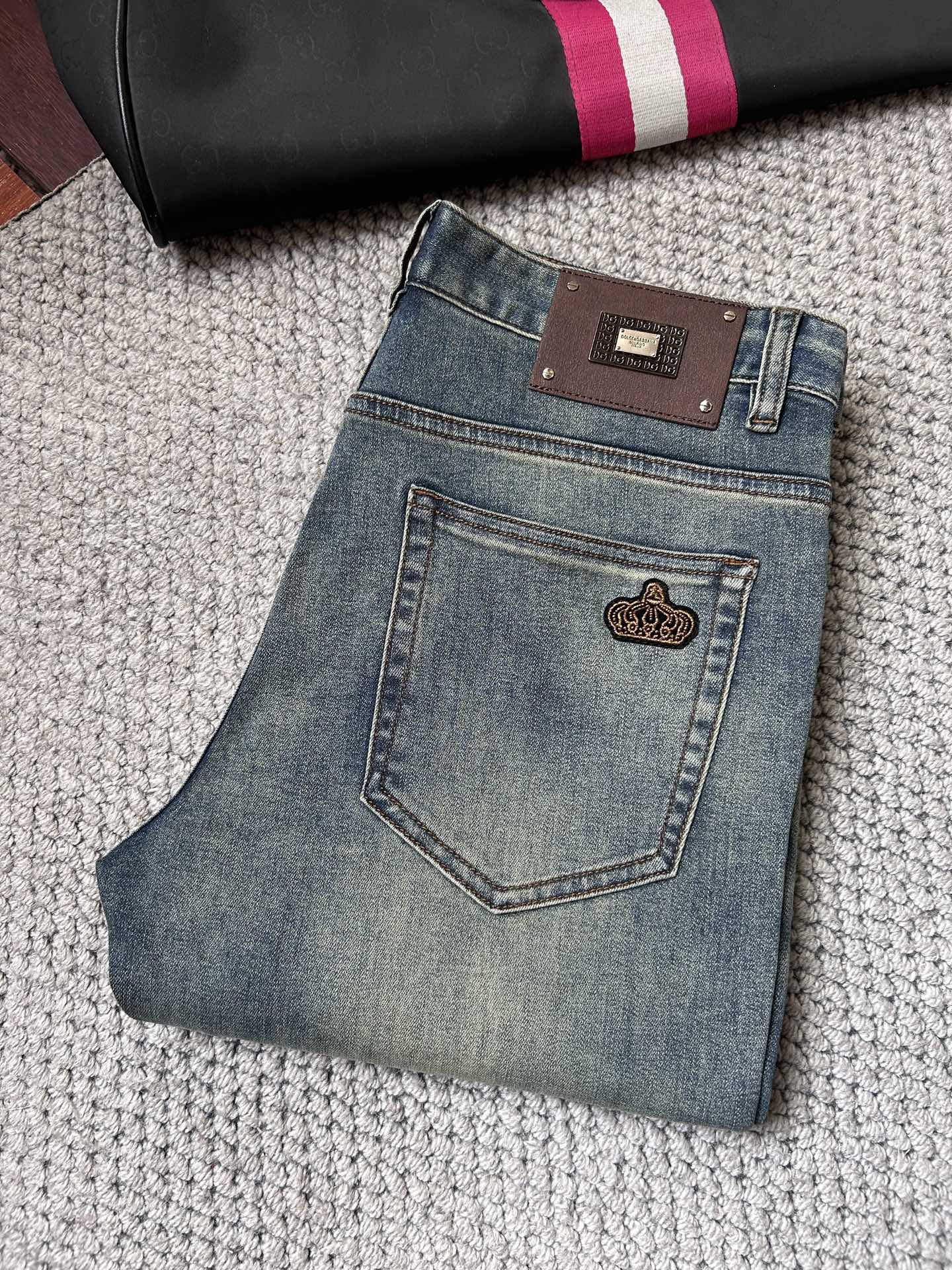 NO:870915,DG- 2026ss Spring and Summer Jeans for the Year of the Horse. Original 1:1 production, the perfect choice for daily necessities, simple and stylish, custom imported denim fabric, heavy washing process, complex workmanship and exquisite craftsmanship. Easily cater to the needs of the four seasons, soft and elastic to the touch, smooth and neat, original accessories and hardware, comfortable upper body, very easy to wear and durable, code number 29-38,,jeans,19860909DG- 2026ss马年春夏牛仔裤.原单1:1制作,日常必备的完美之选,简单大气亦时尚有型,定制进口丹宁面料 ,重工洗水工艺,做工复杂工艺精湛.轻松迎合四季需要,手感柔软带弹力,流畅利落,原版辅料五金,上身舒适非常易搭耐看码数29-38,,jeans,,Men's clothing