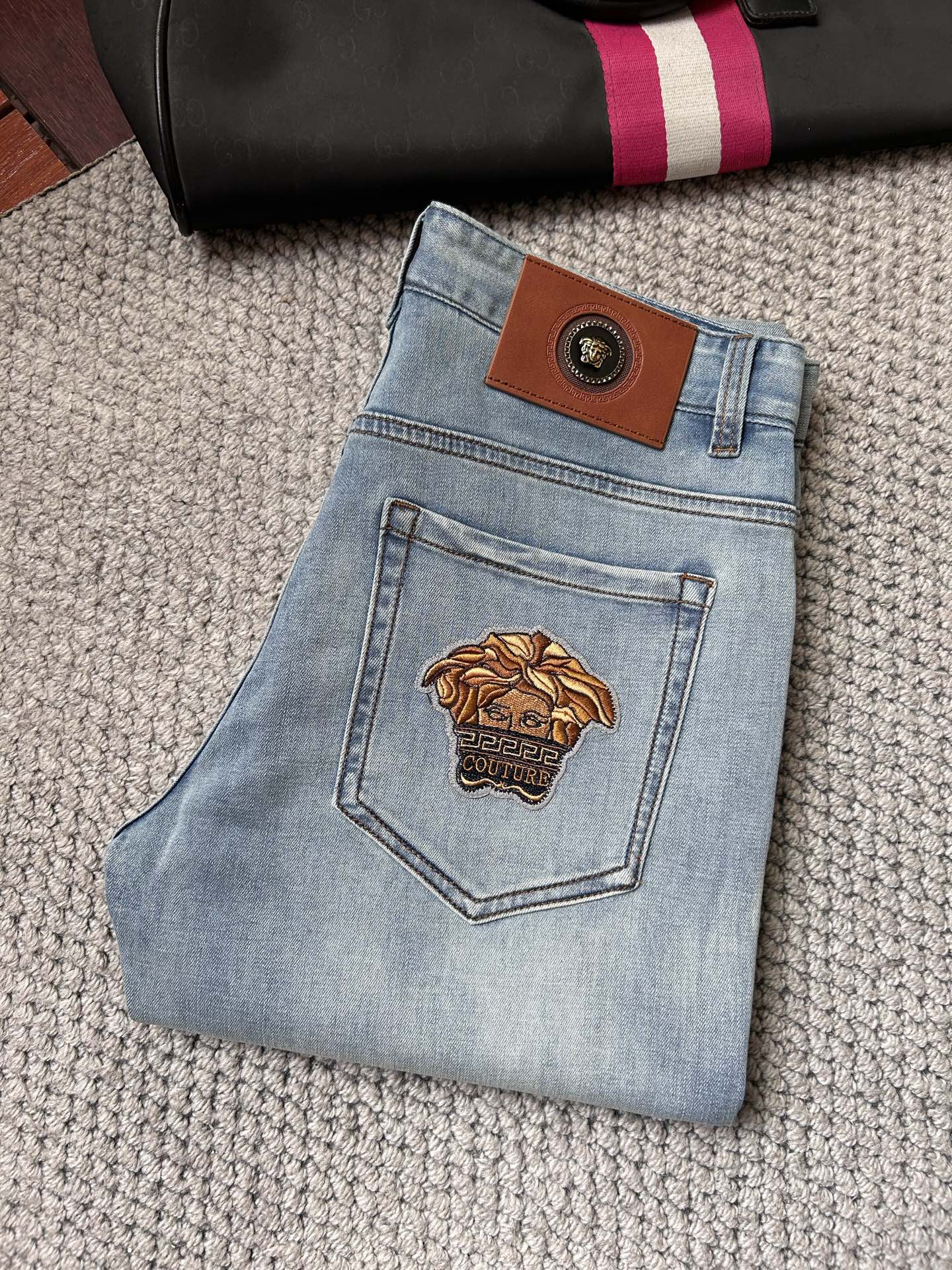 NO:870924,Fansi - 2026ss Spring and Summer Jeans for the Year of the Horse. Original 1:1 production, a perfect choice for daily necessities, simple and stylish, custom imported denim fabric, heavy washing process, complex workmanship and exquisite craftsmanship. Easily cater to the needs of the four seasons, soft and elastic to the touch, smooth and neat, original accessories and hardware, comfortable upper body, very easy to wear and durable, size 29-38,,versace,jeans,19860909范思- 2026ss马年春夏牛仔裤.原单1:1制作,日常必备的完美之选,简单大气亦时尚有型,定制进口丹宁面料 ,重工洗水工艺,做工复杂工艺精湛.轻松迎合四季需要,手感柔软带弹力,流畅利落,原版辅料五金,上身舒适非常易搭耐看码数29-38,,versace,jeans,,Men's clothing