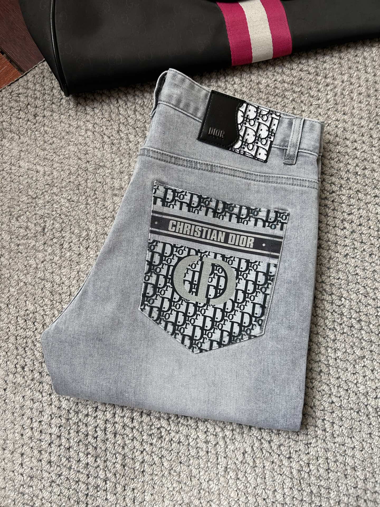 NO:870931,dr- 2026ss Spring and Summer Jeans for the Year of the Horse. Original 1:1 production, the perfect choice for daily necessities, simple and stylish, custom imported denim fabric, heavy washing process, complex workmanship and exquisite craftsmanship. Easily cater to the needs of the four seasons, soft and elastic to the touch, smooth and neat, original accessories and hardware, comfortable upper body, very easy to wear and durable, code number 29-38,,jeans,19860909dr- 2026ss马年春夏牛仔裤.原单1:1制作,日常必备的完美之选,简单大气亦时尚有型,定制进口丹宁面料 ,重工洗水工艺,做工复杂工艺精湛.轻松迎合四季需要,手感柔软带弹力,流畅利落,原版辅料五金,上身舒适非常易搭耐看码数29-38,,jeans,,Men's clothing