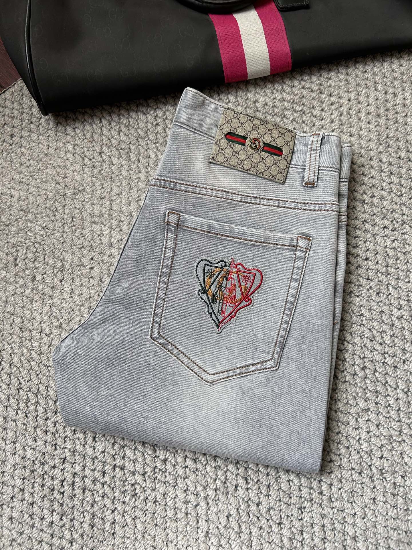 NO:870941,Ancient ‘’- 2026ss Spring and Summer Jeans for the Year of the Horse. Original 1:1 production, a perfect choice for daily necessities, simple and elegant, fashionable and stylish, customized imported denim fabric, heavy washing process, complex workmanship and exquisite craftsmanship. Easily cater to the needs of the four seasons, soft and elastic to the touch, smooth and neat, original accessories and hardware, comfortable upper body, very easy to wear and durable, size 29-38,,jeans,19860909古‘’- 2026ss马年春夏牛仔裤.原单1:1制作,日常必备的完美之选,简单大气亦时尚有型,定制进口丹宁面料 ,重工洗水工艺,做工复杂工艺精湛.轻松迎合四季需要,手感柔软带弹力,流畅利落,原版辅料五金,上身舒适非常易搭耐看码数29-38,,jeans,,Men's clothing
