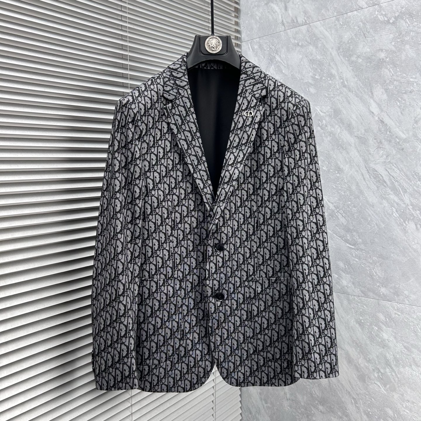NO:908341,2026 spring new products, the main recommendation is dr's 2026 spring new release blazer jackets, spring hot style blazer jackets, classic LOGO singles on the chest. Wearing it makes you feel comfortable and slim, lazy and casual, combined with clean and simple colors, it is particularly attractive and suitable for daily wear~ We are launching embellished and energetic items!  Size M-3XL,,jackets & coats,jackets & coats,business suit,198609092026春季新品,主推 dr‘’2026春季新款发布西装夹克外套,春季爆款西装夹克外套,胸前经典LOGO单西,穿上就是舒适自在又显瘦的存在,慵懒而随性,结合干净简单的色系就特别耐看,适合日常穿着~倾情推出缀饰活力单品！ 尺码M-3XL,,jackets & coats,jackets & coats,business suit,,Men's clothing