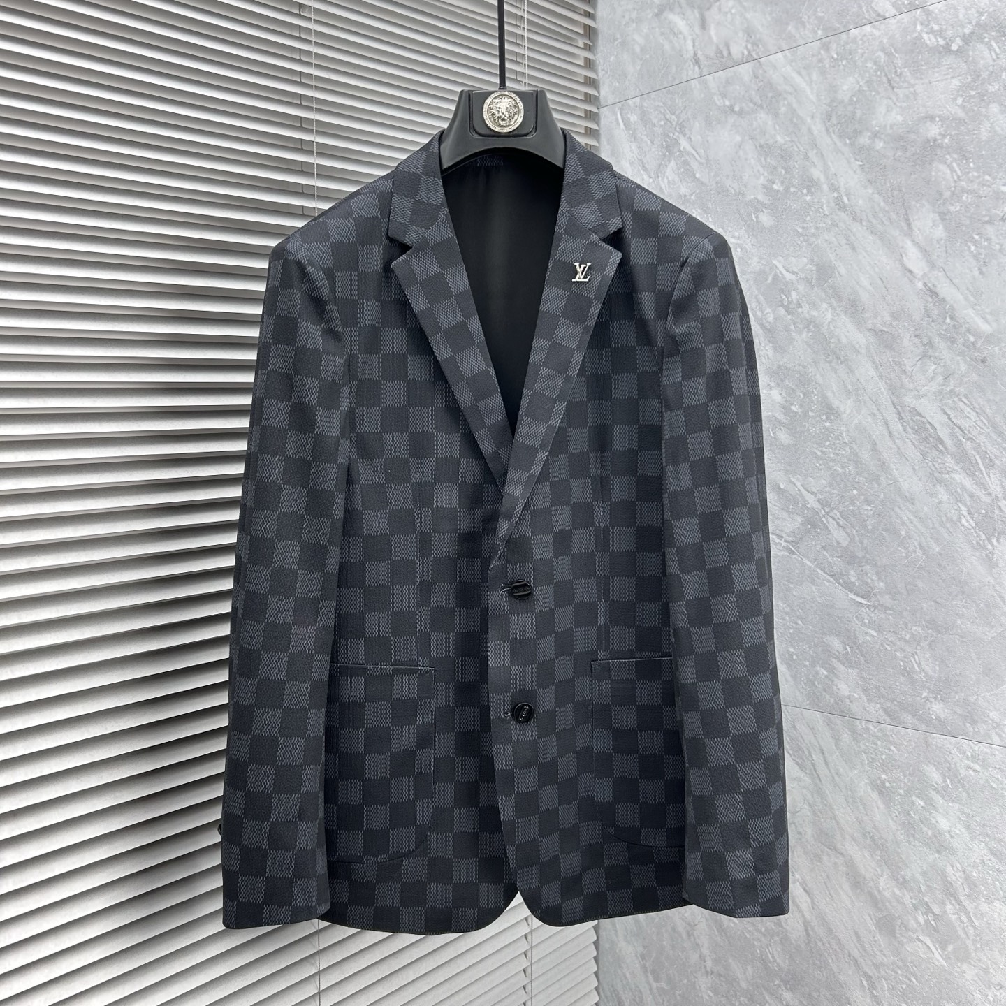 NO:908344,2026 spring new products, the main recommendation is lv's 2026 spring new release blazer jacket, spring hot style blazer jacket, classic LOGO singles on the chest, wearing it makes you feel comfortable and slim, lazy and casual, combined with clean and simple colors, it is particularly attractive and suitable for daily wear~ We are launching embellished and energetic items!  Size M-3XL,,louis vuitton,jackets & coats,jackets & coats,business suit,198609092026春季新品,主推 lv‘’2026春季新款发布西装夹克外套,春季爆款西装夹克外套,胸前经典LOGO单西,穿上就是舒适自在又显瘦的存在,慵懒而随性,结合干净简单的色系就特别耐看,适合日常穿着~倾情推出缀饰活力单品！ 尺码M-3XL,,louis vuitton,jackets & coats,jackets & coats,business suit,,Men's clothing