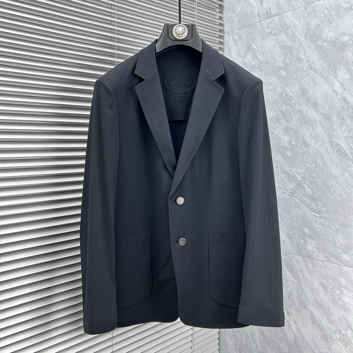 NO:908348,2026 spring new products, the main recommendation is alo's 2026 spring new release blazer jackets, spring hot style blazer jackets, classic LOGO singles on the chest. Wearing them makes you feel comfortable and slim, lazy and casual, combined with clean and simple colors, it is particularly attractive and suitable for daily wear~ We are launching embellished and energetic items!  Size M-3XL,,jackets & coats,jackets & coats,business suit,198609092026春季新品,主推 alo‘’2026春季新款发布西装夹克外套,春季爆款西装夹克外套,胸前经典LOGO单西,穿上就是舒适自在又显瘦的存在,慵懒而随性,结合干净简单的色系就特别耐看,适合日常穿着~倾情推出缀饰活力单品！ 尺码M-3XL,,jackets & coats,jackets & coats,business suit,,Men's clothing
