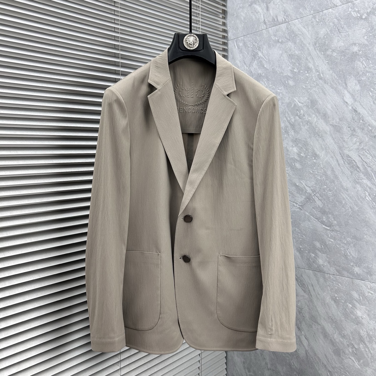 NO:908351,2026 spring new products, the main recommendation is all'2026 spring new release blazer jackets, spring hot style blazer jackets, classic LOGO singles on the chest. Wearing them makes you feel comfortable and slim, lazy and casual, combined with clean and simple colors, they are particularly attractive and suitable for daily wear~ We are launching embellished and energetic items!  Size M-3XL,,jackets & coats,jackets & coats,business suit,198609092026春季新品,主推 all‘’2026春季新款发布西装夹克外套,春季爆款西装夹克外套,胸前经典LOGO单西,穿上就是舒适自在又显瘦的存在,慵懒而随性,结合干净简单的色系就特别耐看,适合日常穿着~倾情推出缀饰活力单品！ 尺码M-3XL,,jackets & coats,jackets & coats,business suit,,Men's clothing