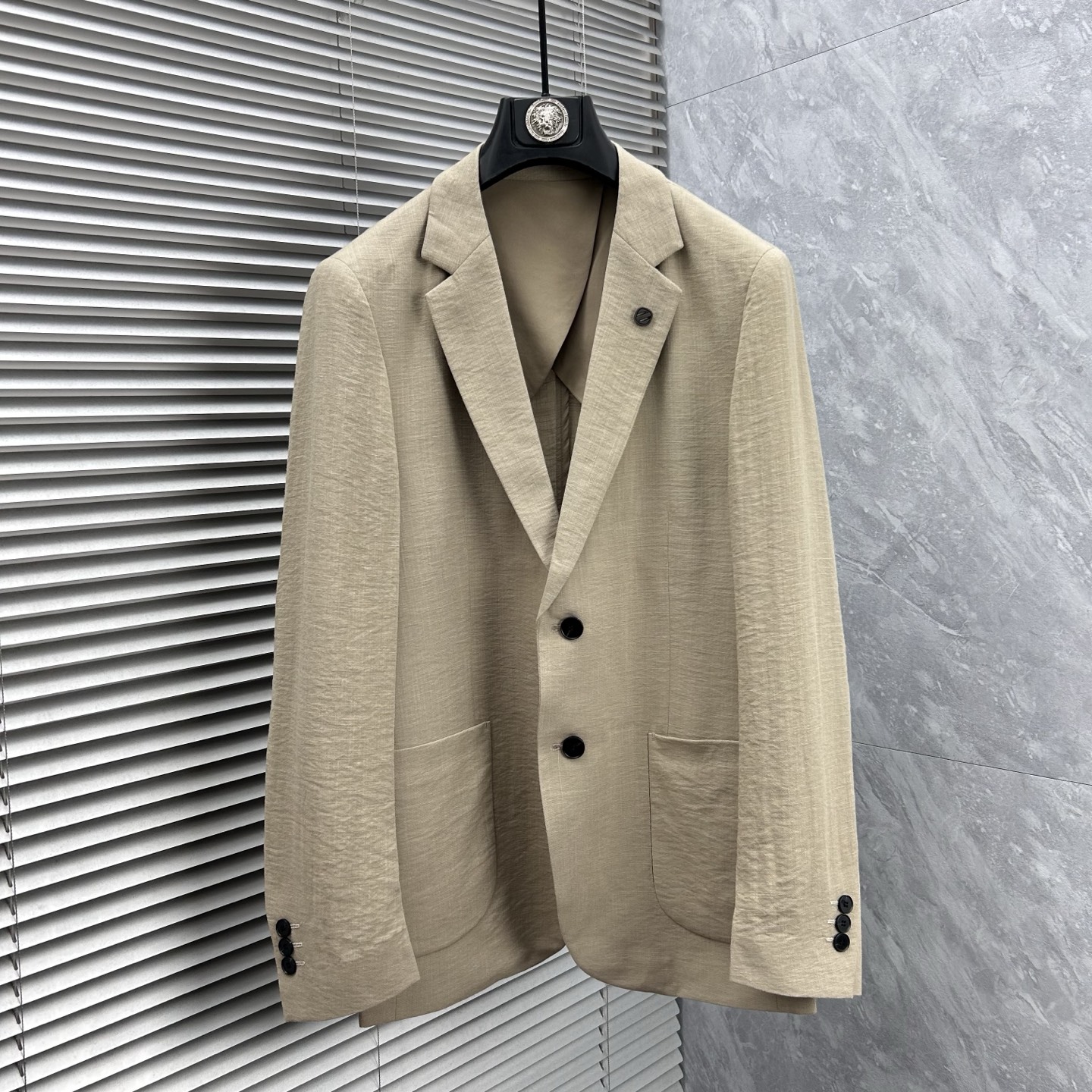 NO:908354,2026 spring new products, the main recommendation is Jenny's 2026 spring new release blazer jacket, spring hot style blazer jacket, classic LOGO singles on the chest. Wearing it makes you feel comfortable and slim, lazy and casual, combined with clean and simple colors, it is particularly attractive and suitable for daily wear~ We are launching embellished and energetic items!  Size M-3XL,,zegna,jackets & coats,jackets & coats,business suit,198609092026春季新品,主推 杰尼‘’2026春季新款发布西装夹克外套,春季爆款西装夹克外套,胸前经典LOGO单西,穿上就是舒适自在又显瘦的存在,慵懒而随性,结合干净简单的色系就特别耐看,适合日常穿着~倾情推出缀饰活力单品！ 尺码M-3XL,,zegna,jackets & coats,jackets & coats,business suit,,Men's clothing